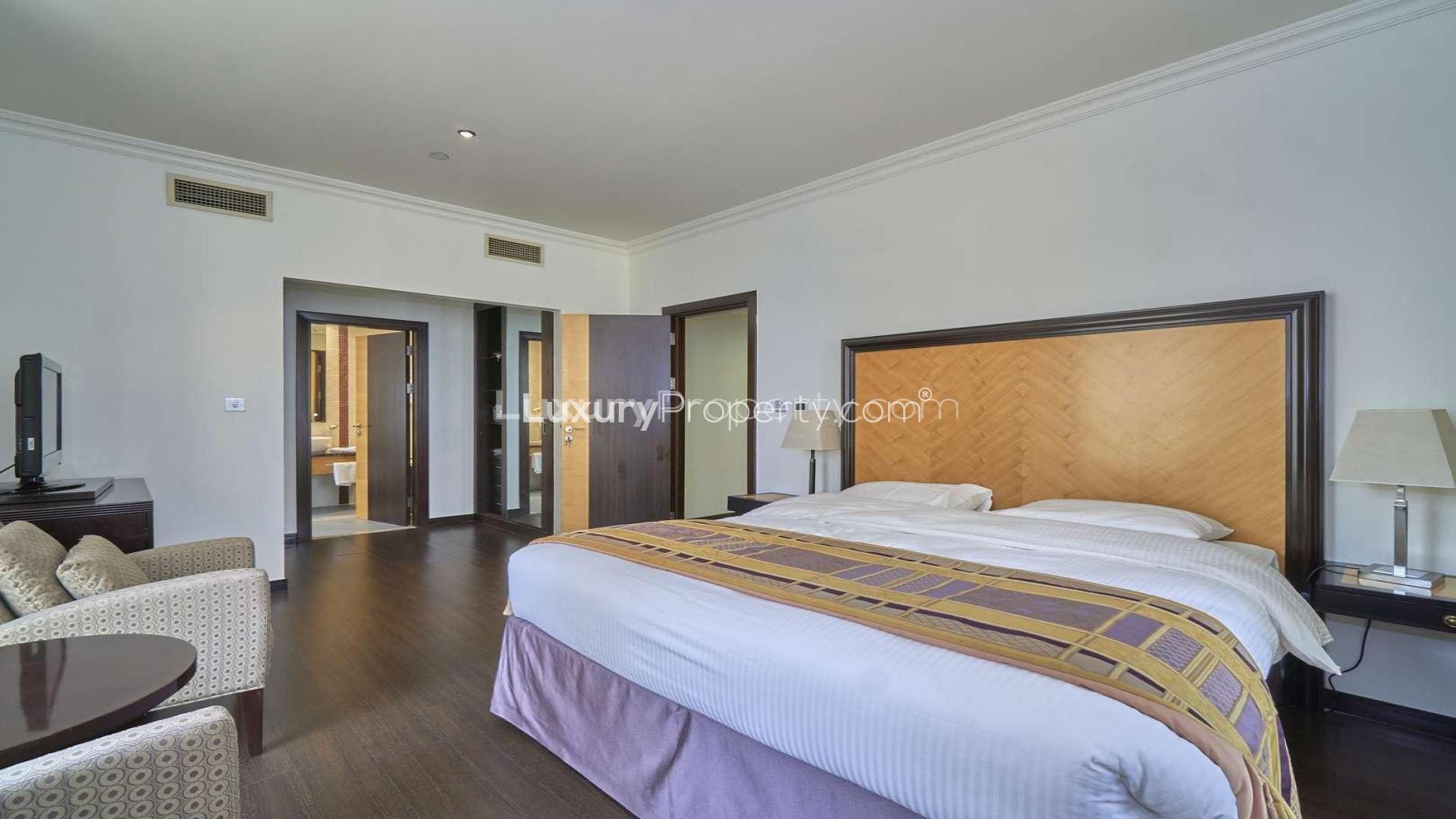 Spacious bedroom with twin beds in Jumeirah Beach Residence apartment, Murjan community