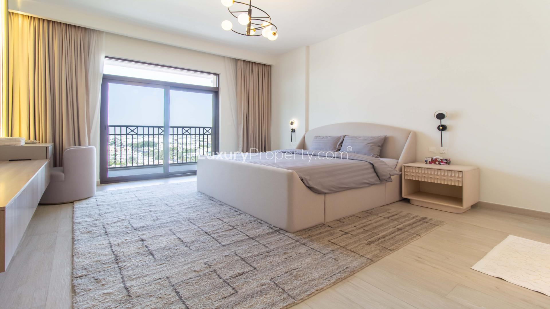 Elegant living room in 3-bedroom apartment, Madinat Jumeirah, spacious seating and natural light