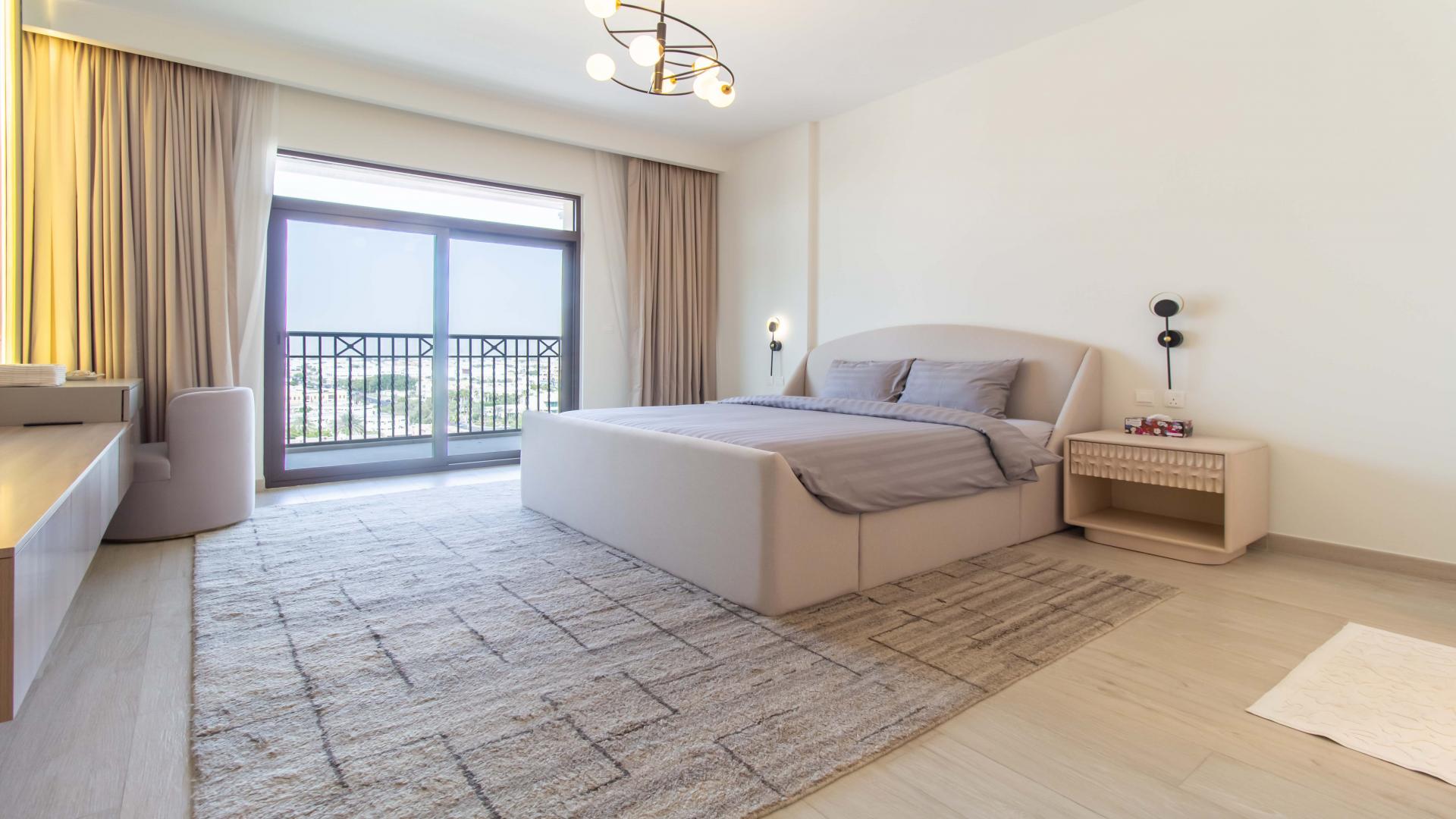 Elegant living room in 3-bedroom apartment, Madinat Jumeirah, spacious seating and natural light