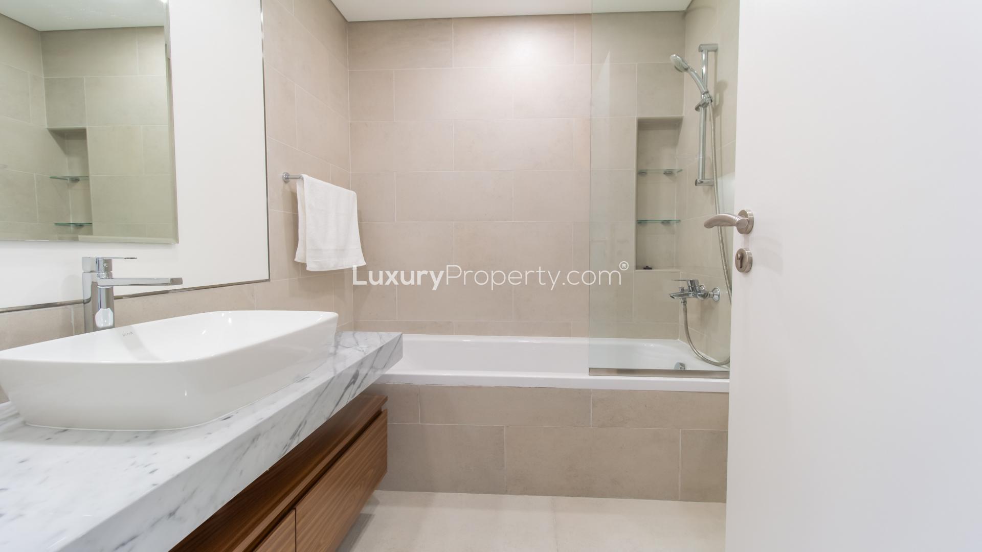 Elegant bedroom with balcony view in Madinat Jumeirah apartment, listing LP37422