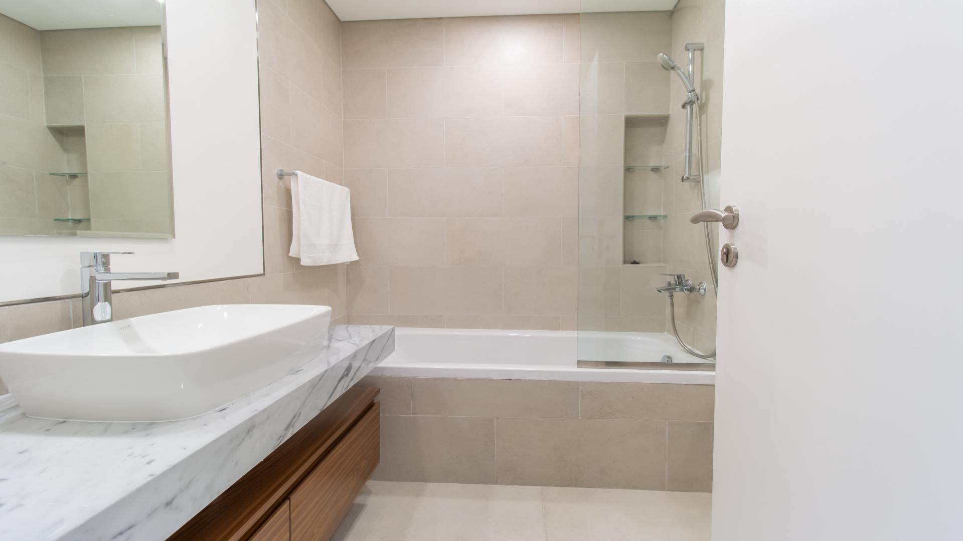 Elegant bedroom with balcony view in Madinat Jumeirah apartment, listing LP37422