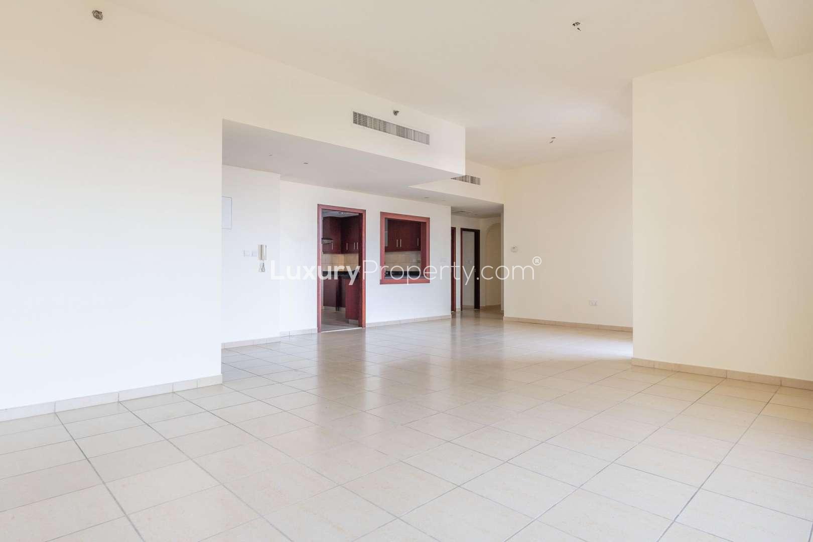 Spacious living area in 3-bedroom apartment, Rimal 5, Jumeirah Beach Residence, tiled flooring