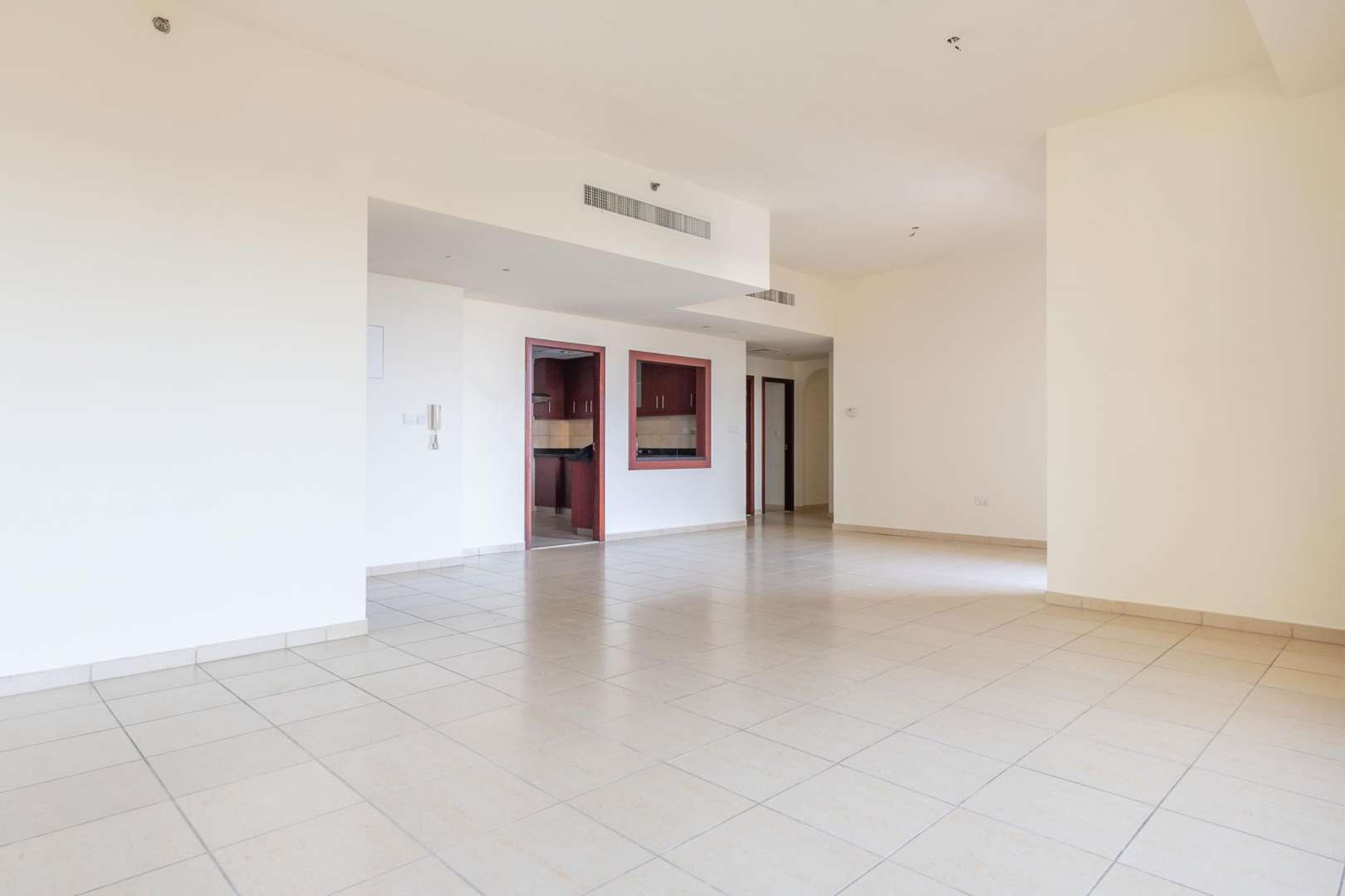 Spacious living area in 3-bedroom apartment, Rimal 5, Jumeirah Beach Residence, tiled flooring