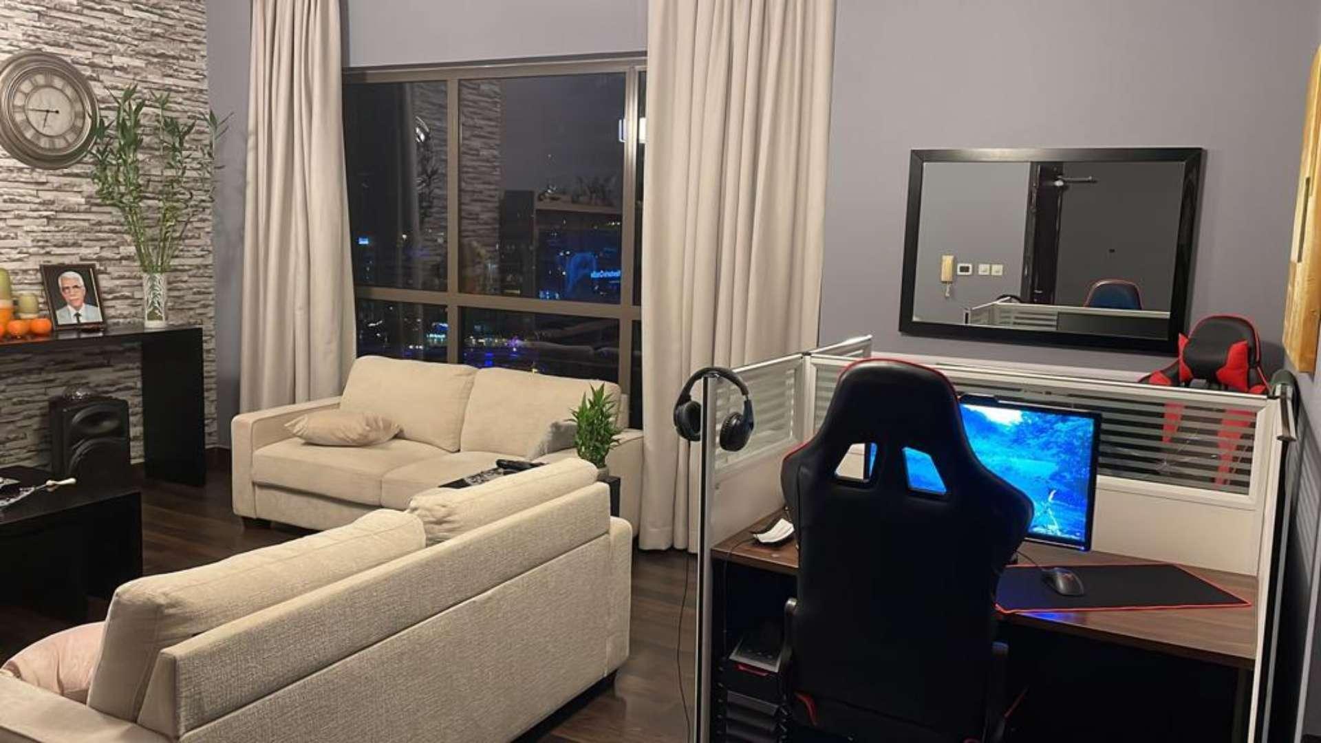 Aerial view of Marina Boulevard waterfront apartments and yachts in Jumeirah Beach Residence