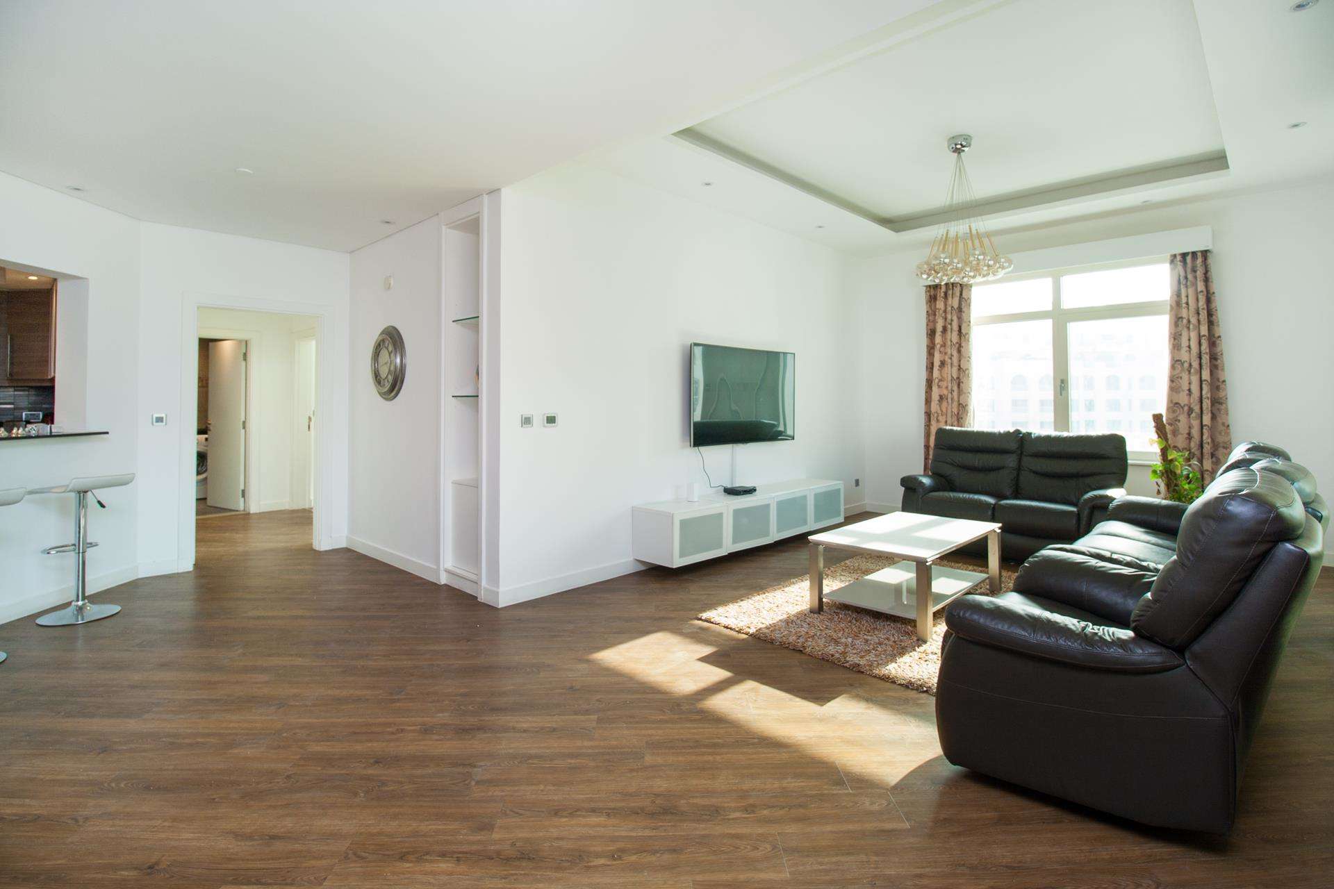 Entrance hallway with mirrored walls in Shoreline Residences apartment, Palm Jumeirah