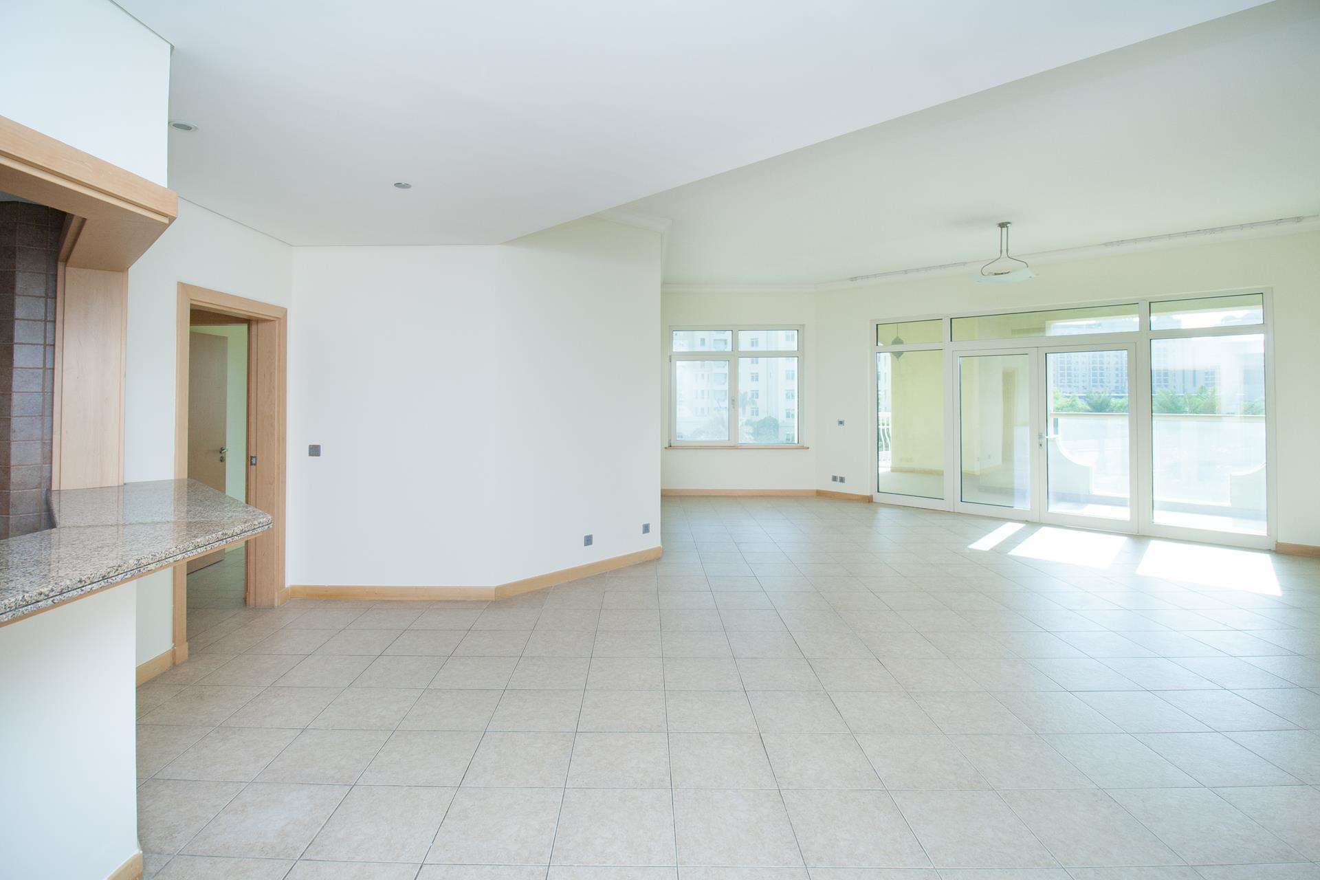 Ground floor apartment balcony view in Shoreline Residences, Palm Jumeirah for rent