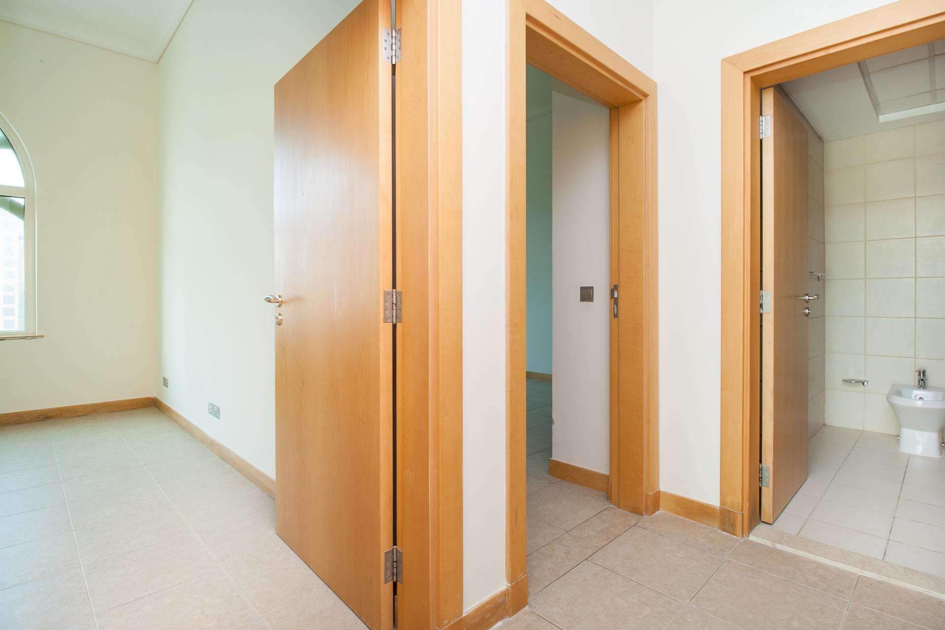Empty bedroom with built-in wardrobe in Shoreline Residences, Palm Jumeirah apartment for rent