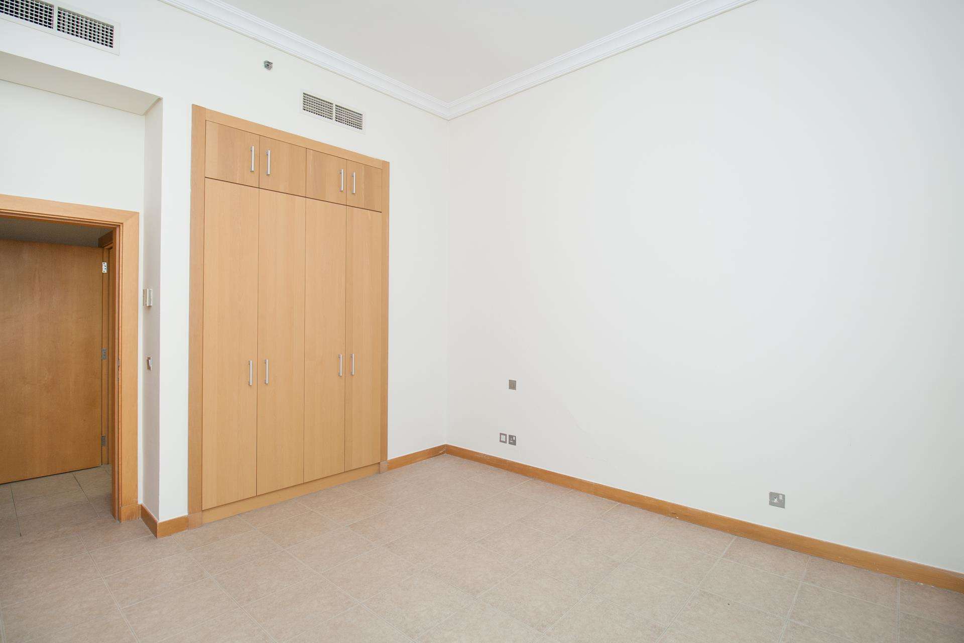 High-floor apartment interior with archway and kitchen in Shoreline Residences, Palm Jumeirah