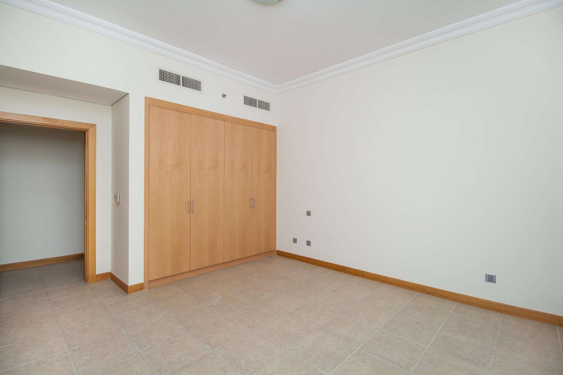 Luxurious bathroom in 3-bedroom Shoreline Residences apartment, Palm Jumeirah for rent