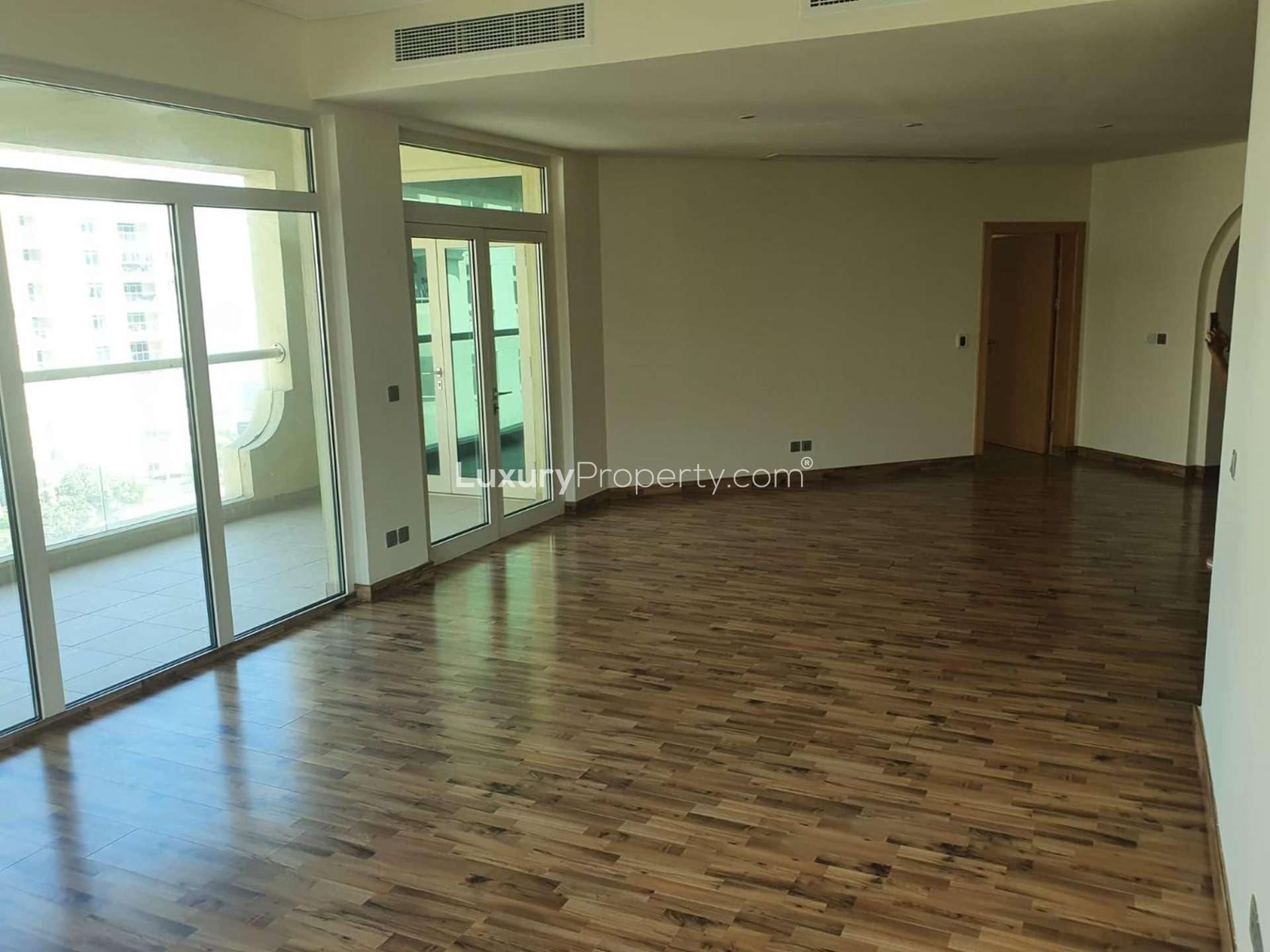 Hallway with elegant arches in 3-bedroom Shoreline apartment, Palm Jumeirah