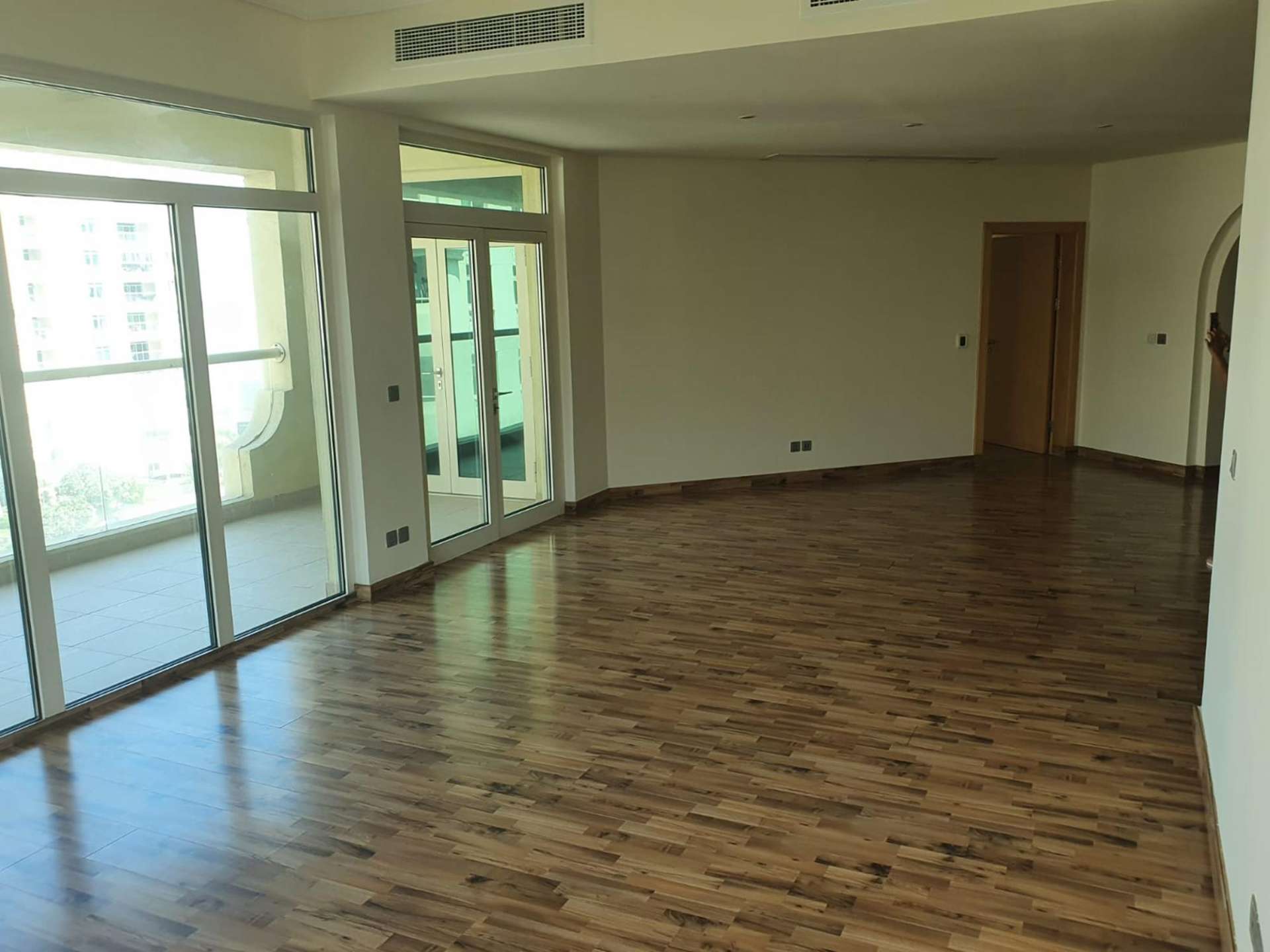 Hallway with elegant arches in 3-bedroom Shoreline apartment, Palm Jumeirah