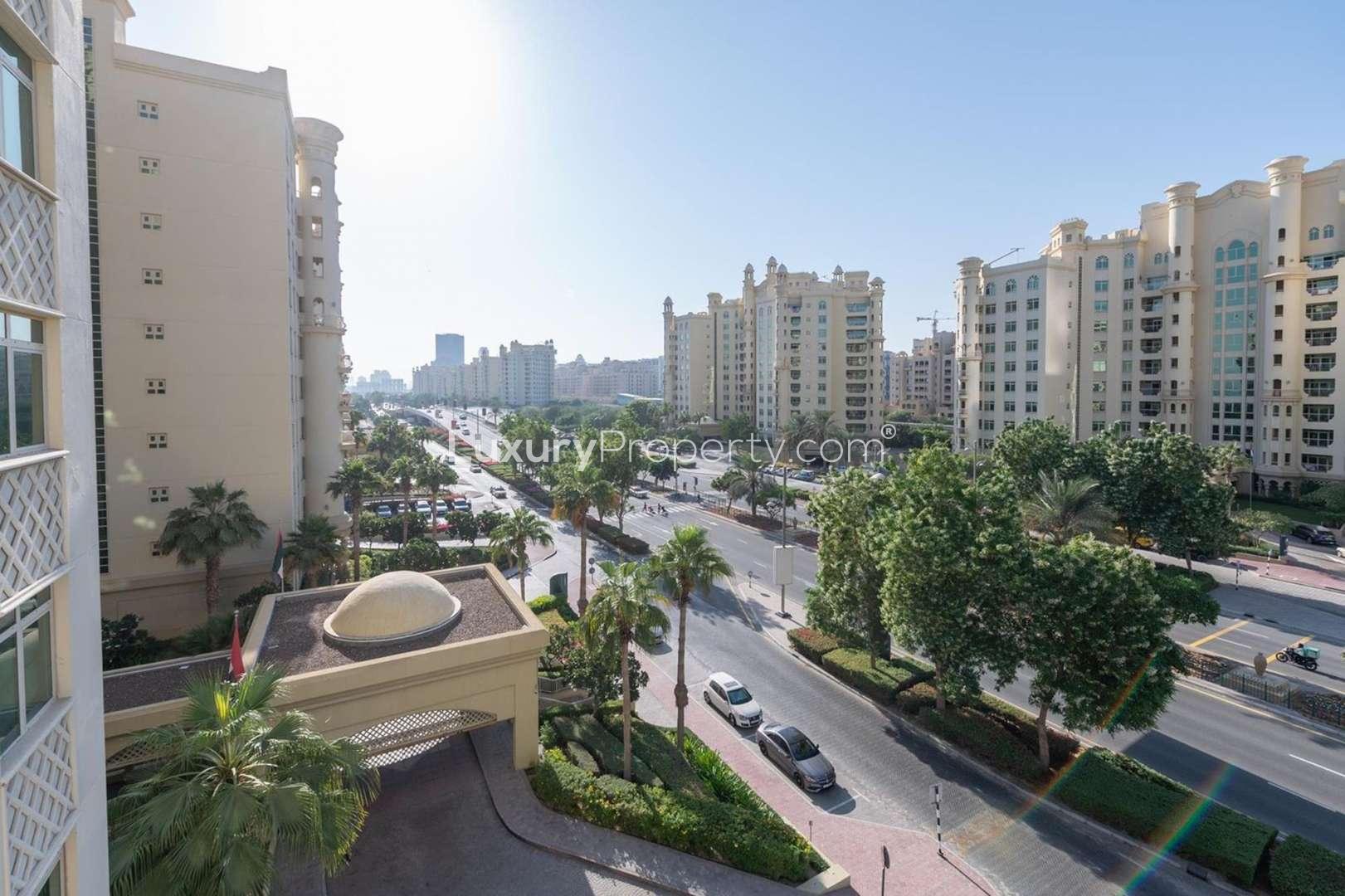 Spacious living area in Shoreline Residences apartment, Palm Jumeirah for rent