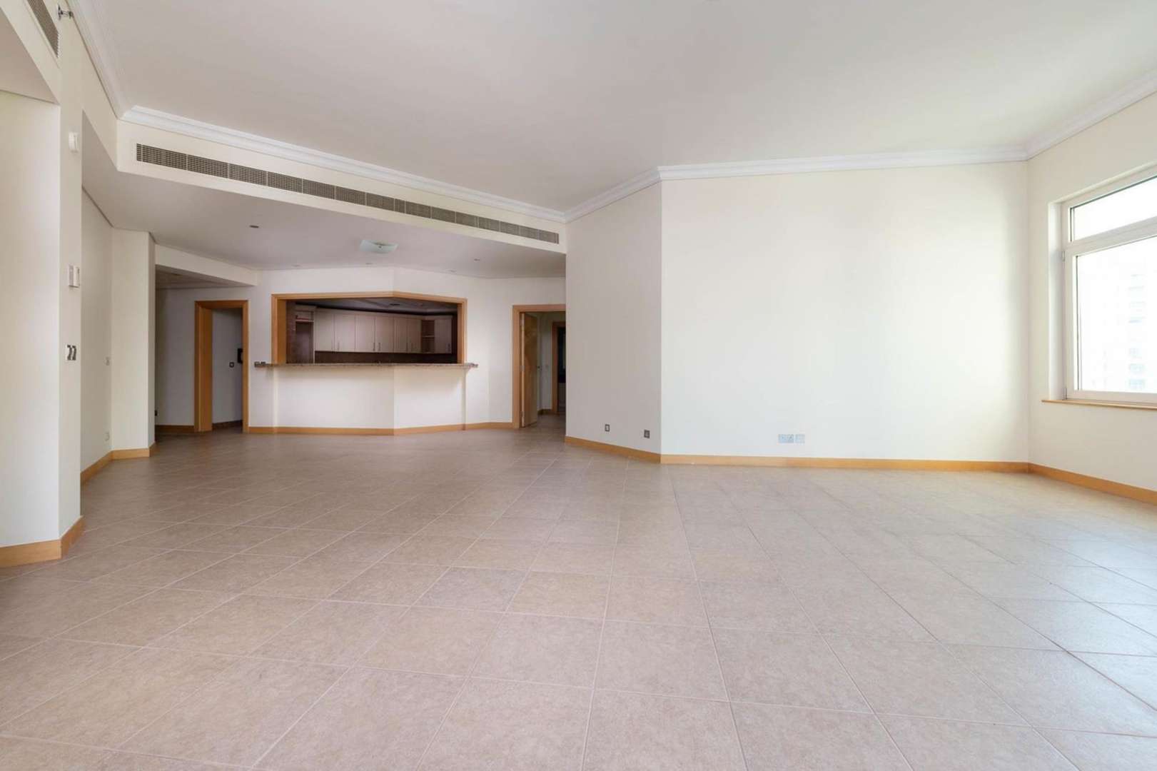 Unfurnished room in 3-bedroom apartment for rent, Al Basri, Palm Jumeirah, bright window view