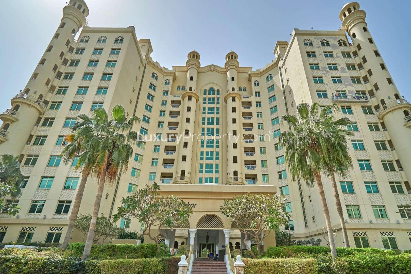 Spacious living room in Shoreline Residences apartment, Palm Jumeirah, with large windows and balcony