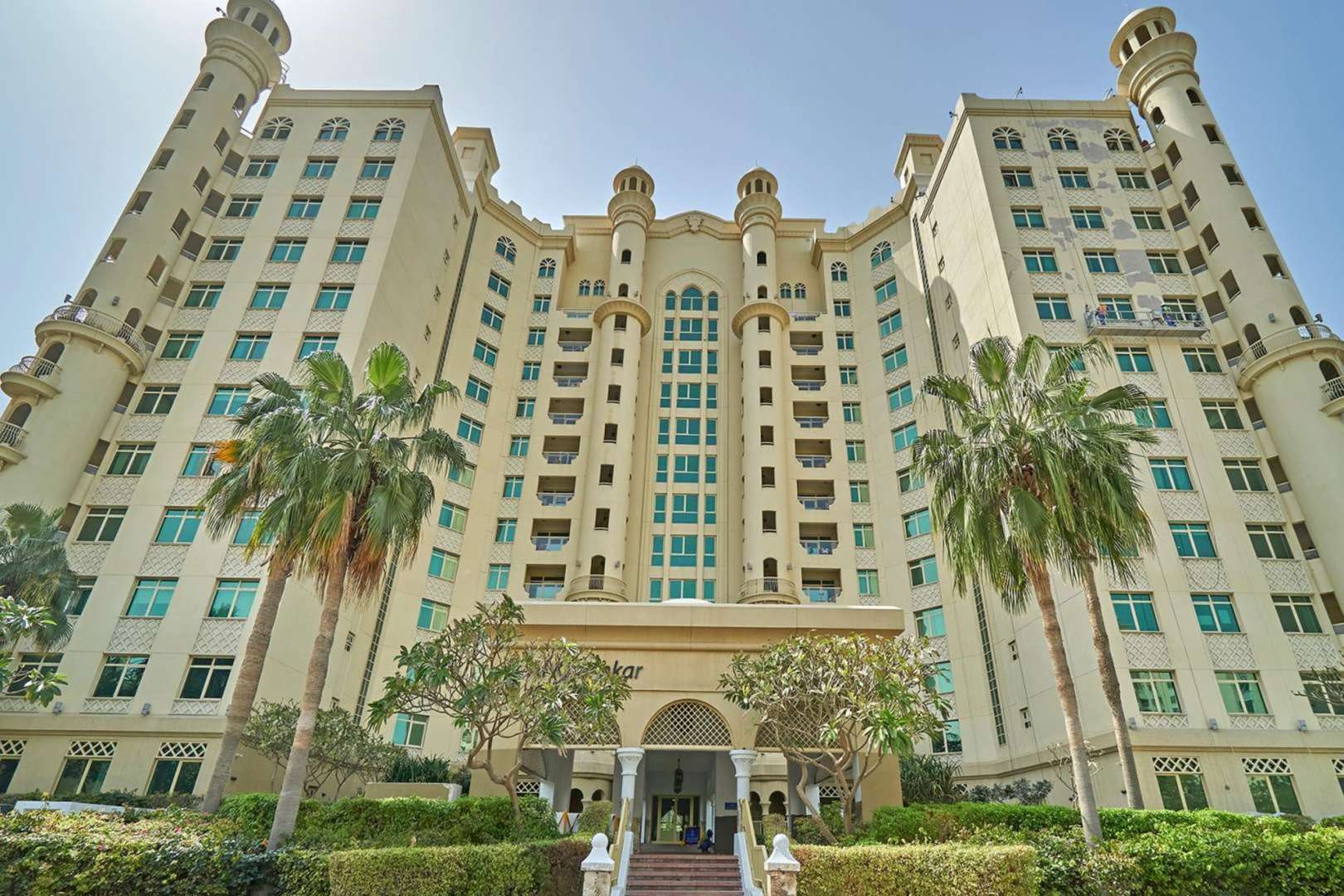 Spacious living room in Shoreline Residences apartment, Palm Jumeirah, with large windows and balcony