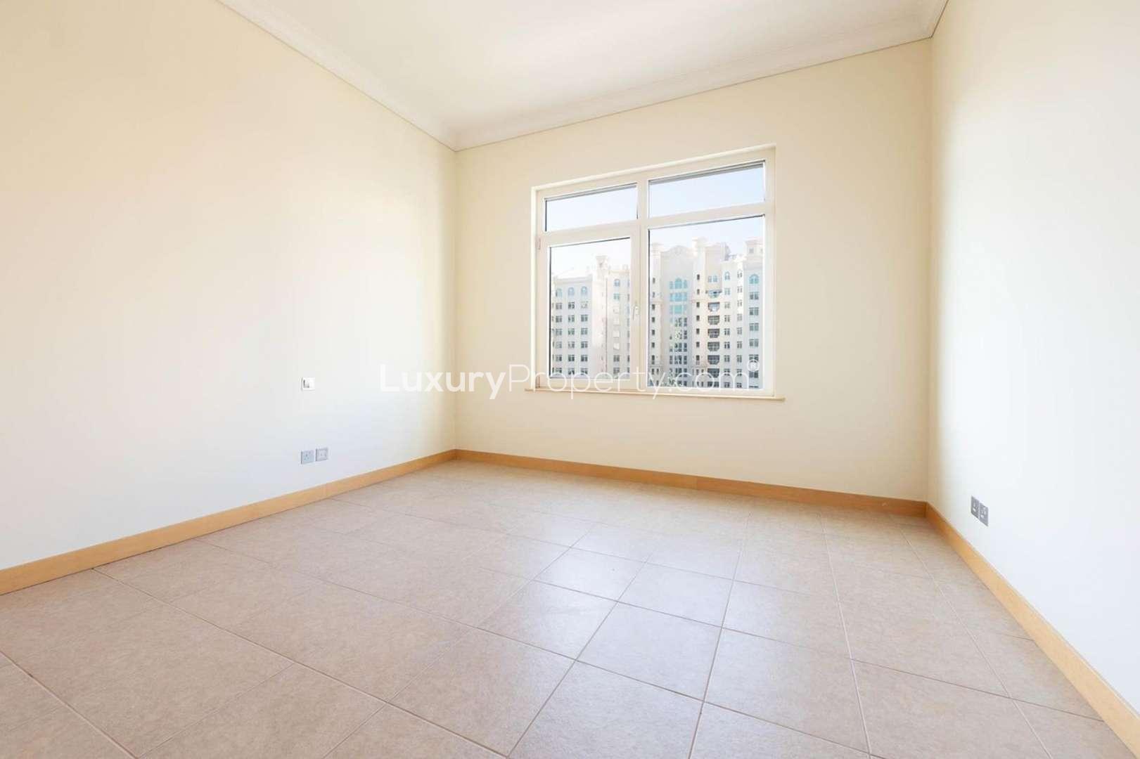 Spacious living room in 3-bedroom apartment, Shoreline Residences, Palm Jumeirah rental listing