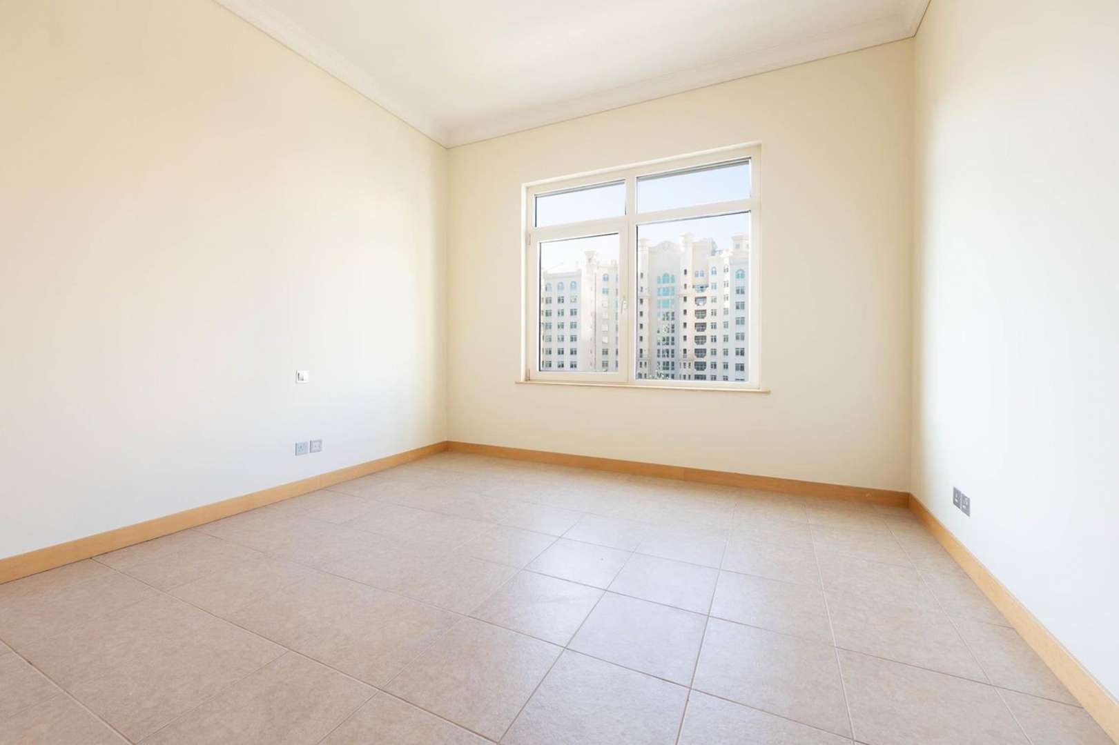 Spacious living room in 3-bedroom apartment, Shoreline Residences, Palm Jumeirah rental listing