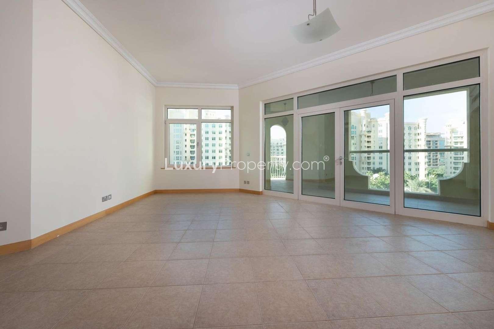 Spacious open-plan living area in 3-bedroom apartment, Shoreline Residences, Palm Jumeirah