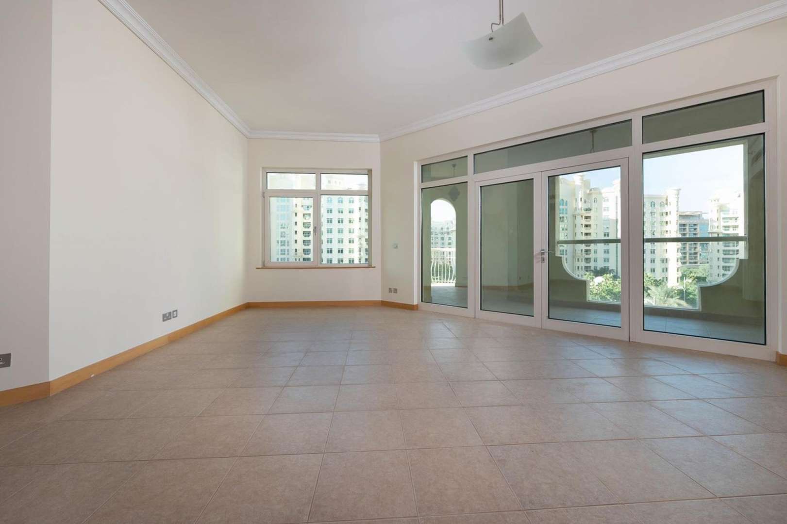 Spacious open-plan living area in 3-bedroom apartment, Shoreline Residences, Palm Jumeirah