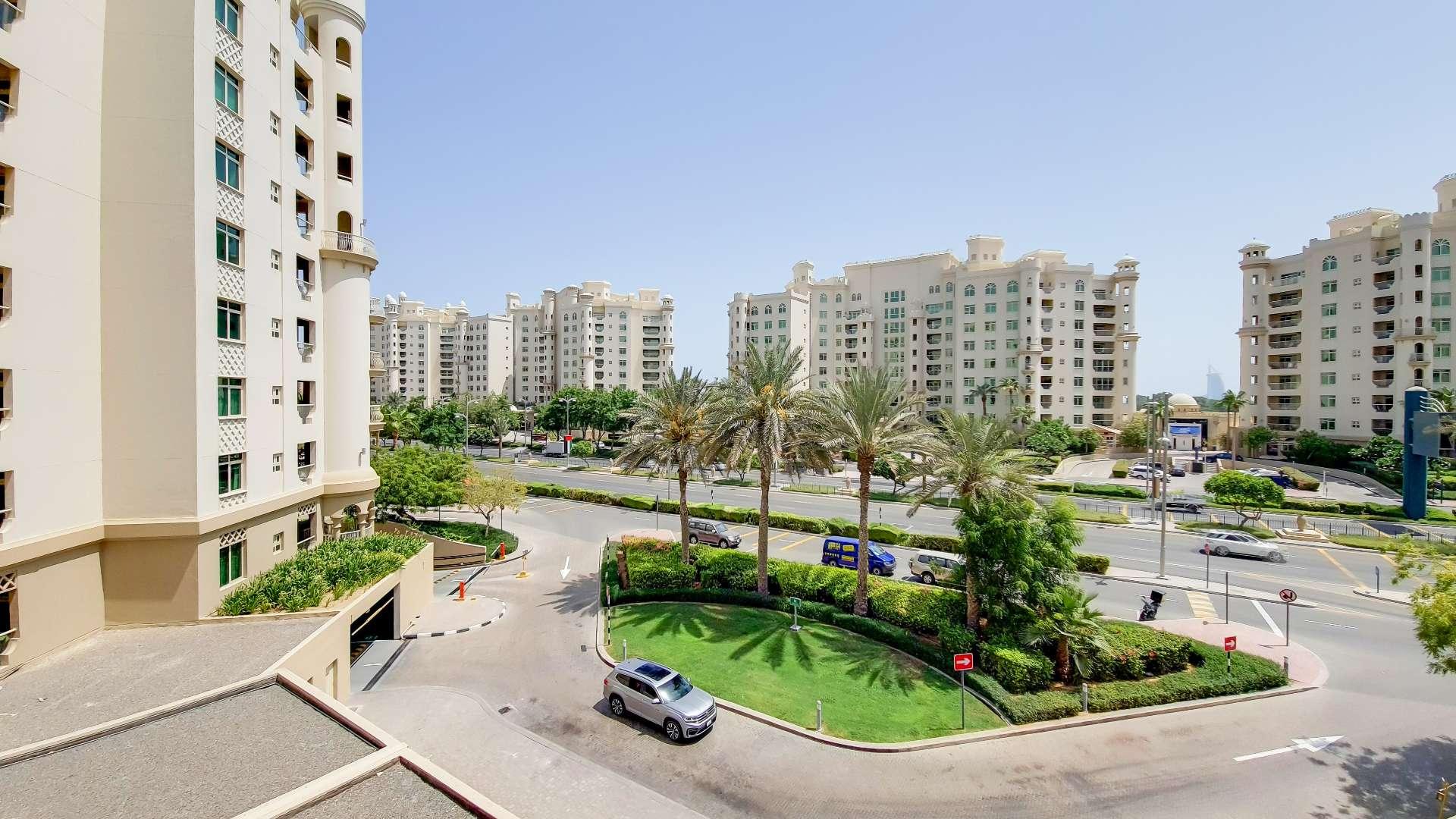 Spacious Shoreline Apartments view, Palm Jumeirah, showcasing corner unit location and vibrant surroundings