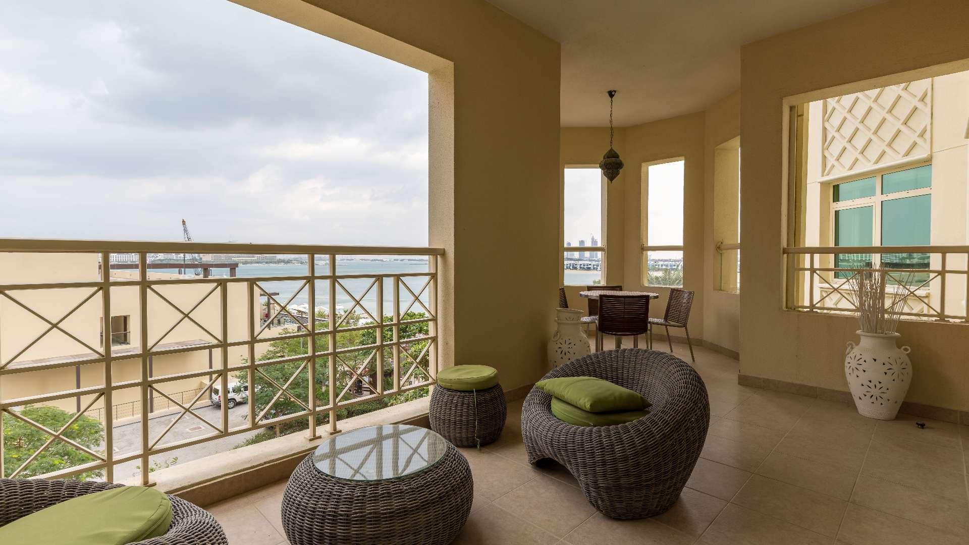 Furnished living and dining area in 3-bedroom Shoreline Apartment, Palm Jumeirah for rent