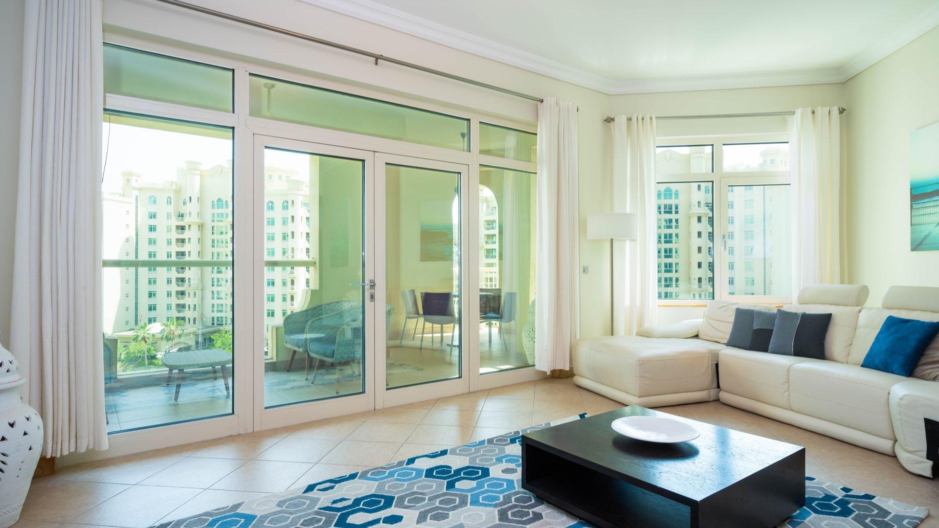 Furnished living room in three-bed apartment, Shoreline Apartments, Palm Jumeirah, for rent