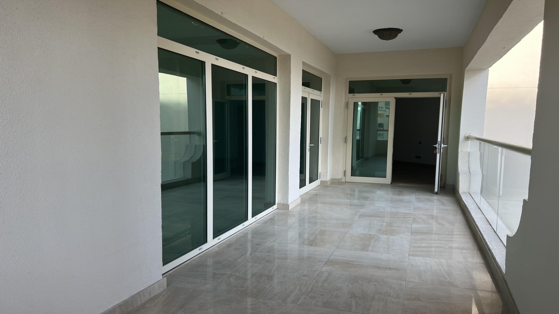 Modern kitchen in 3-bedroom Shoreline apartment, Palm Jumeirah, featuring granite countertops and appliances