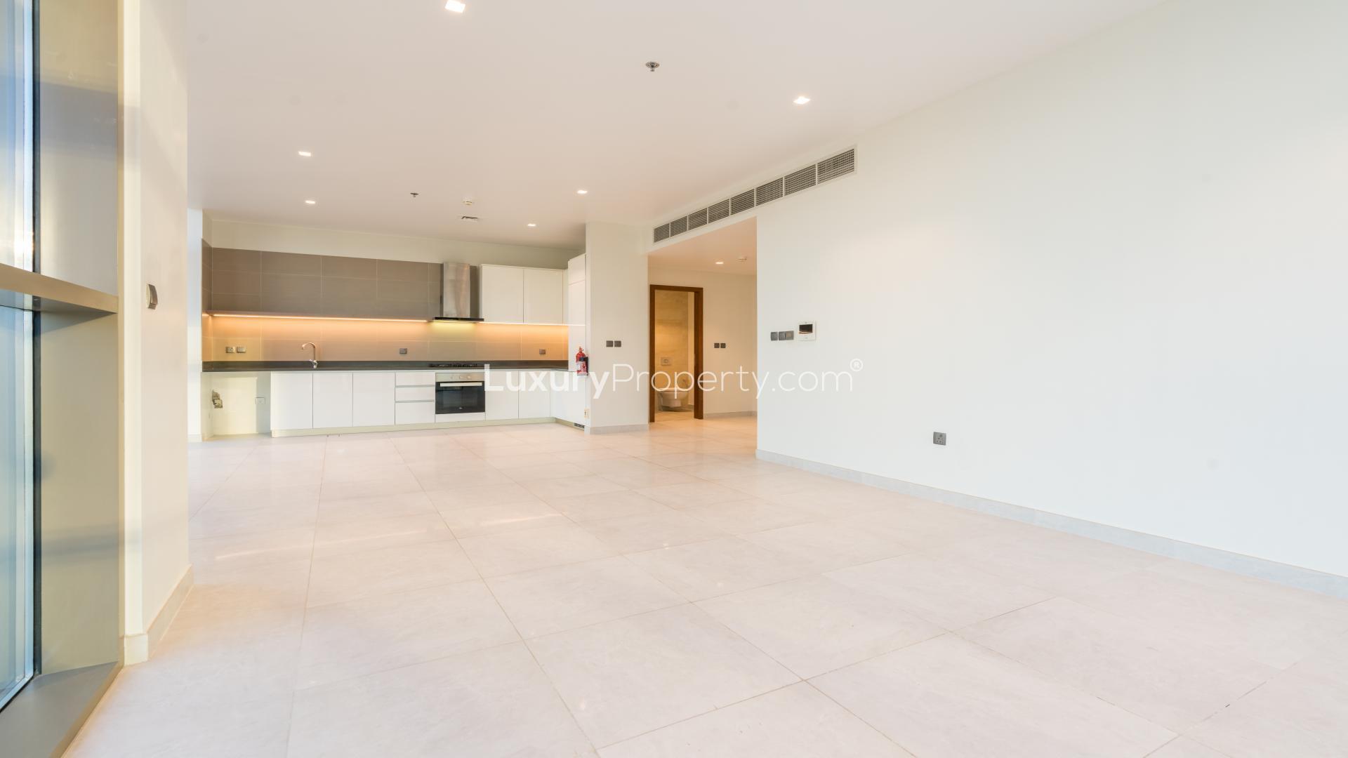 Luxurious open-plan kitchen and living area in 3-bedroom apartment, No. 9, Dubai Marina