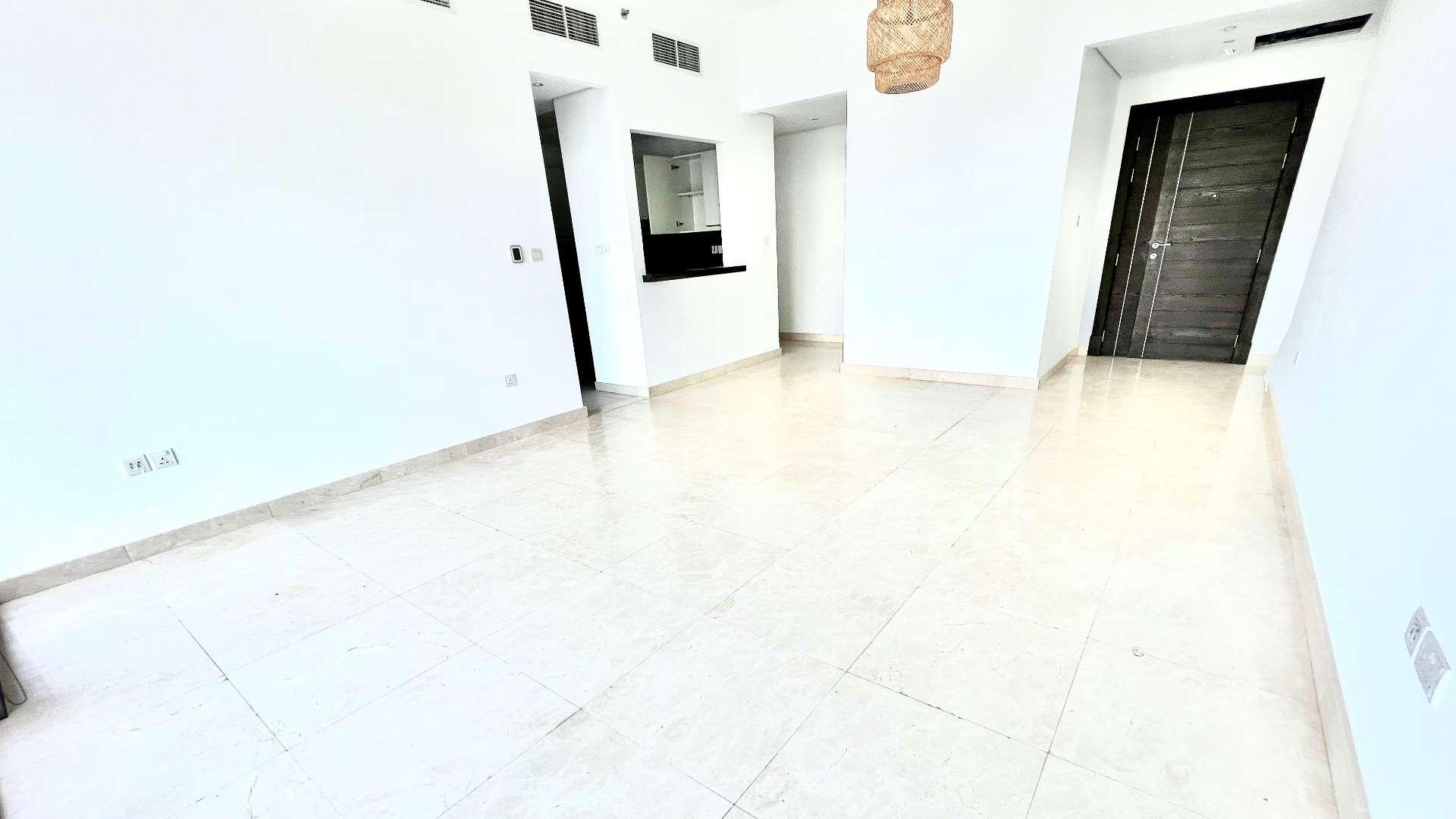 Balcony view of Dubai Marina from Silverene Tower apartment for rent, LP12146