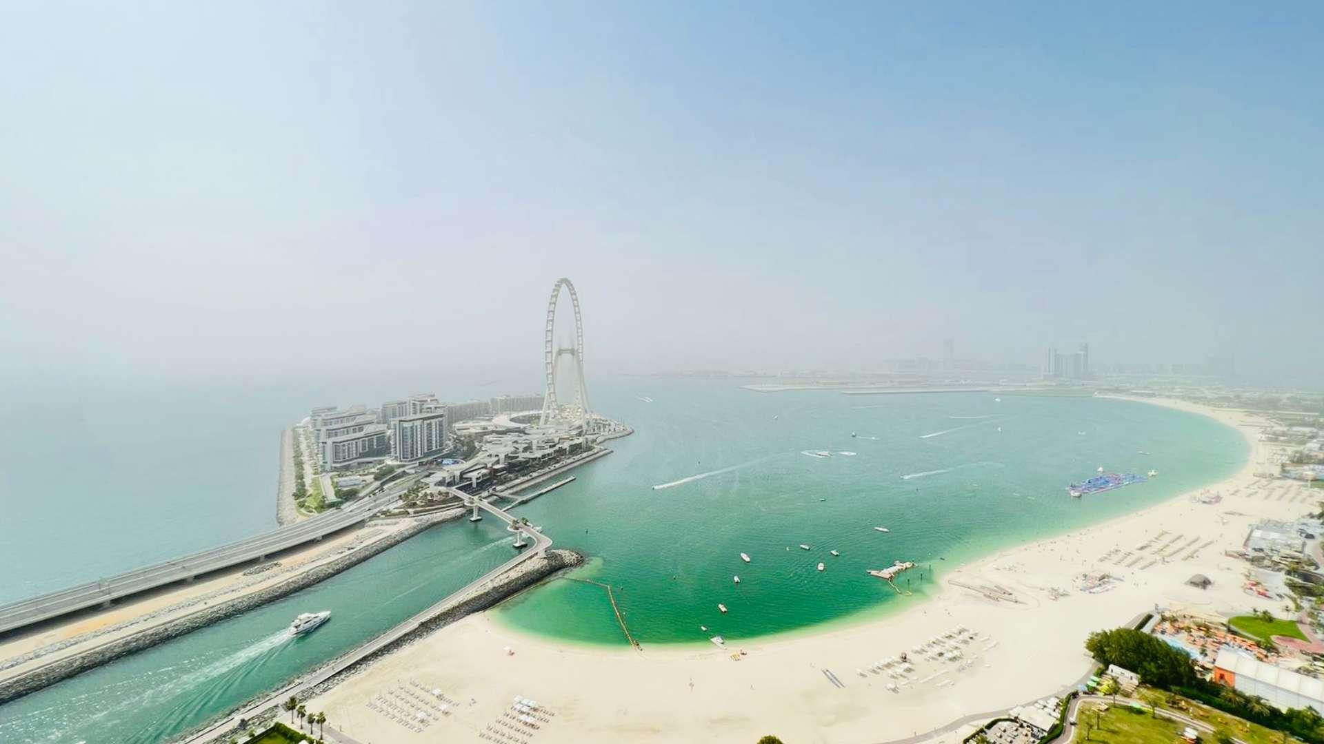 Furnished living room in beachfront Jumeirah apartment for rent, modern decor, open kitchen