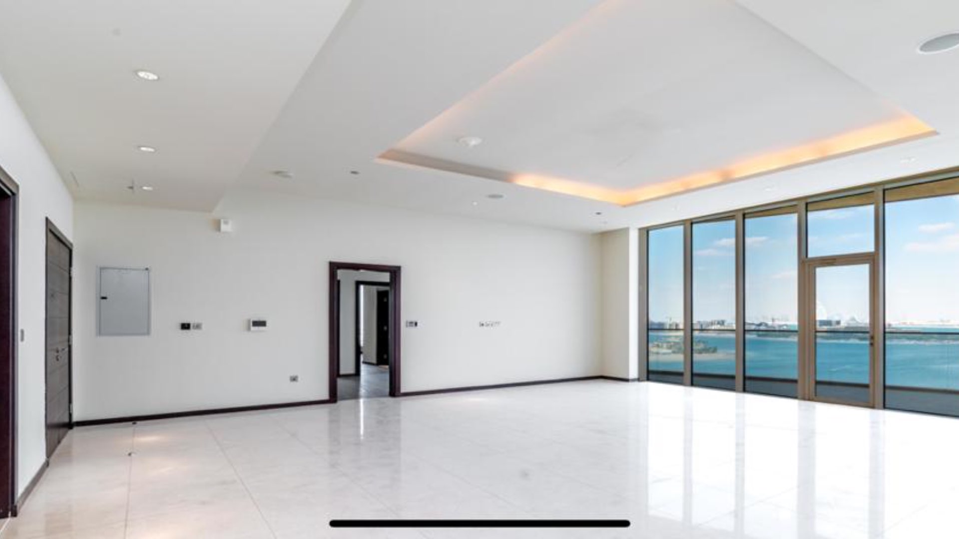 Spacious living room in Tiara Residence, Palm Jumeirah apartment for rent, three bedrooms