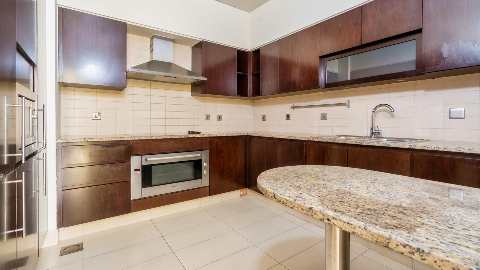 Spacious living room with large windows in Tiara Residences, Palm Jumeirah apartment for rent