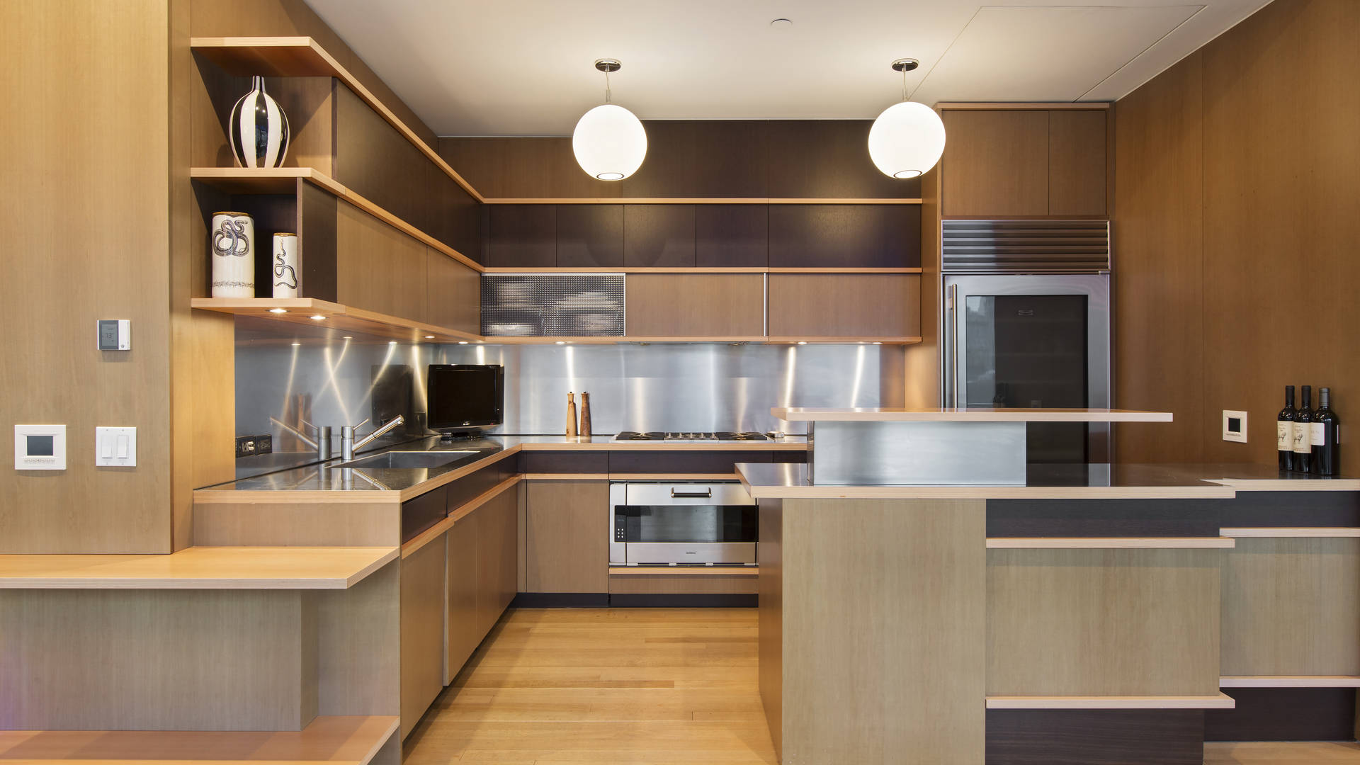 Dining area with cityscape view in 3-bedroom Manhattan apartment, 40 Mercer St, New York