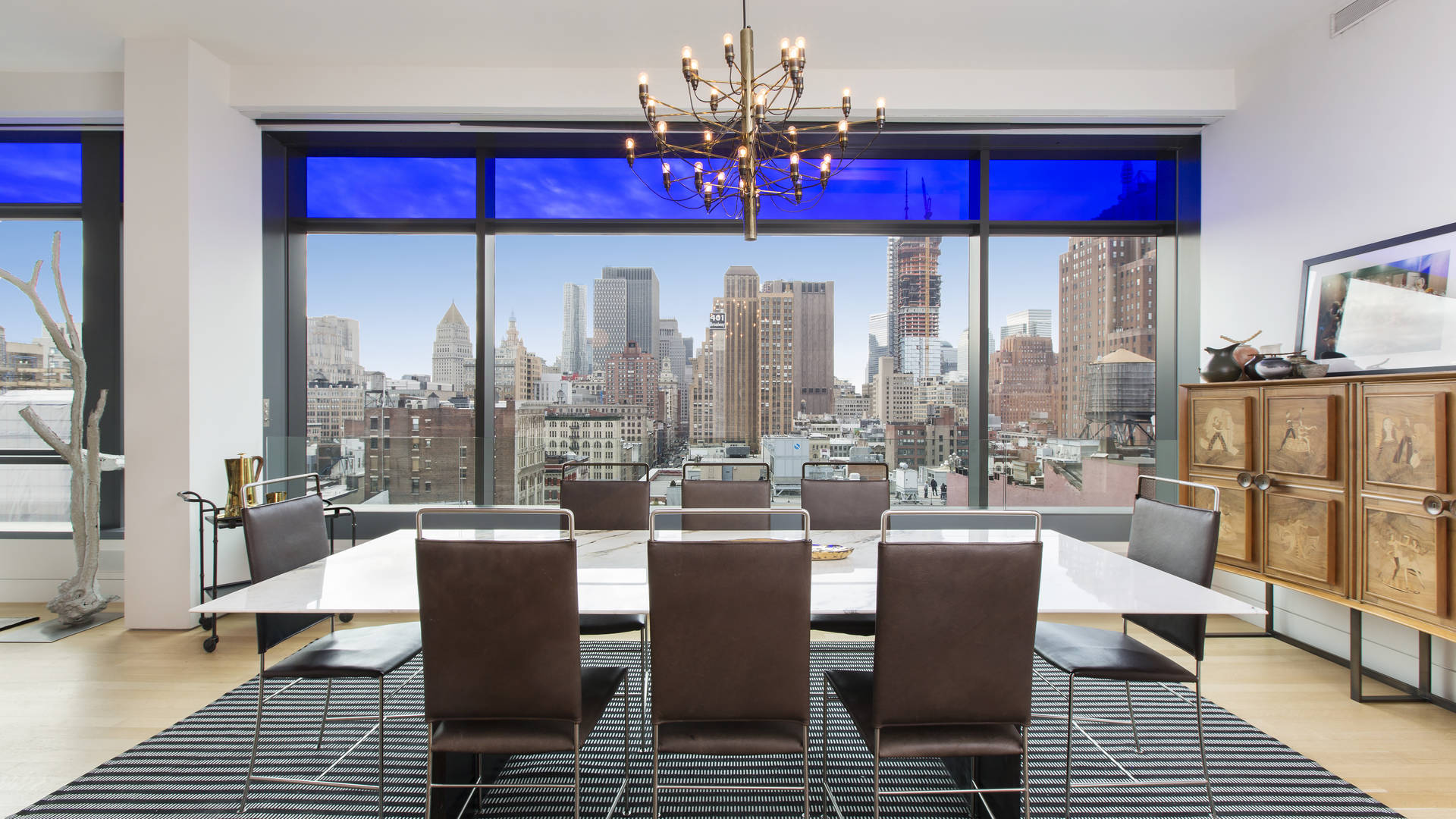 Luxurious 3-bedroom Manhattan apartment with stunning downtown views and modern interior design