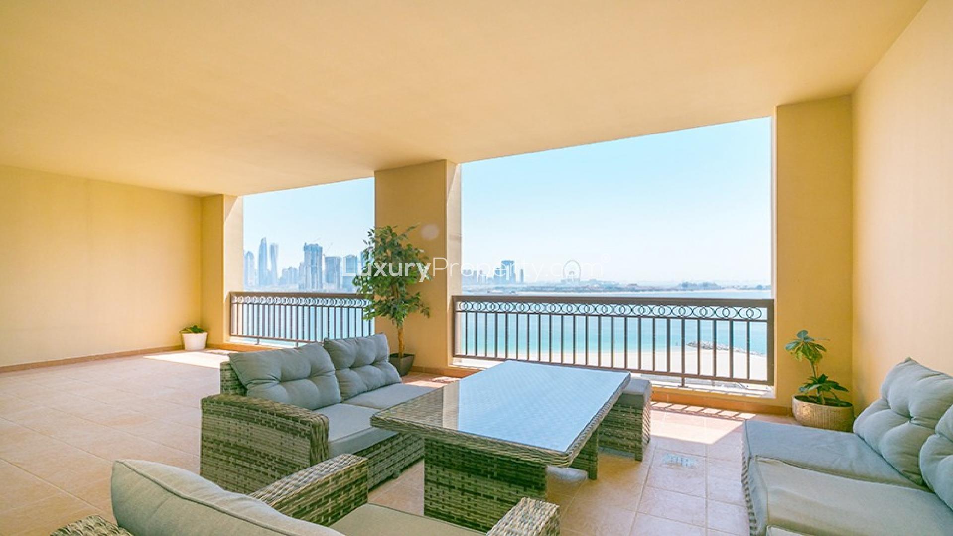 Luxurious bathroom with bathtub and sea view in Palm Jumeirah apartment for sale