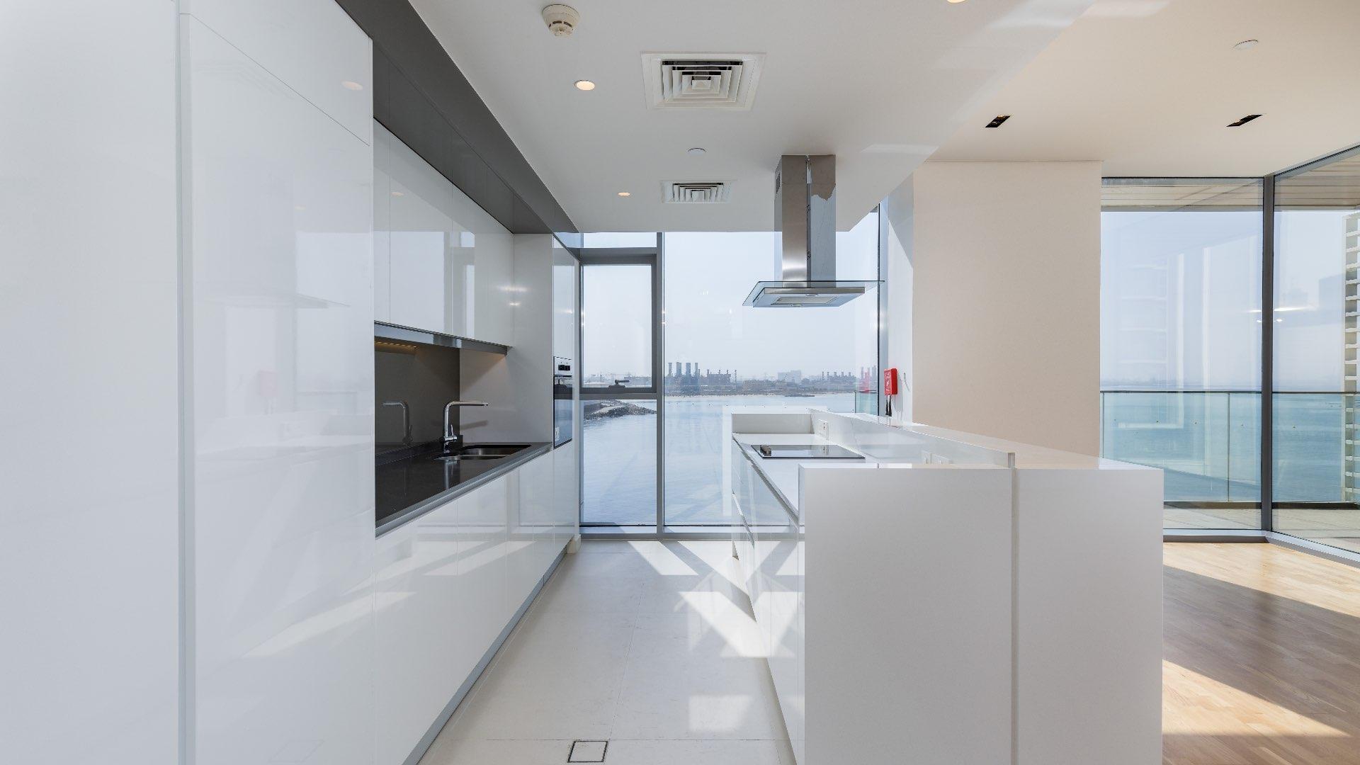 "Spacious kitchen with sea views in Bluewaters apartment for sale, LP12075.",Modern kitchen with sea views in Bluewaters apartment, LP12075, for sale