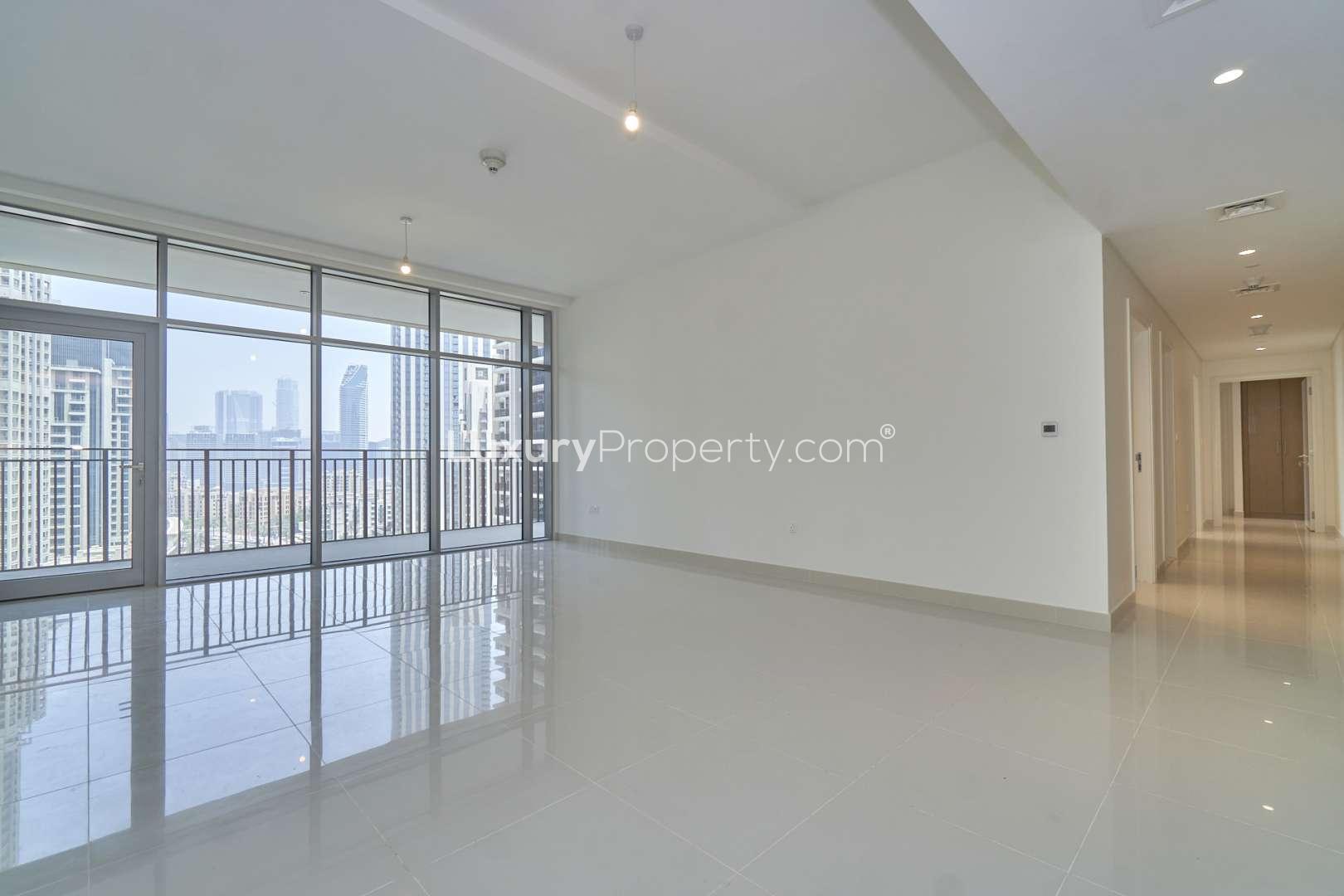 Modern kitchen in three-bedroom apartment, BLVD Crescent, Downtown Dubai, for sale