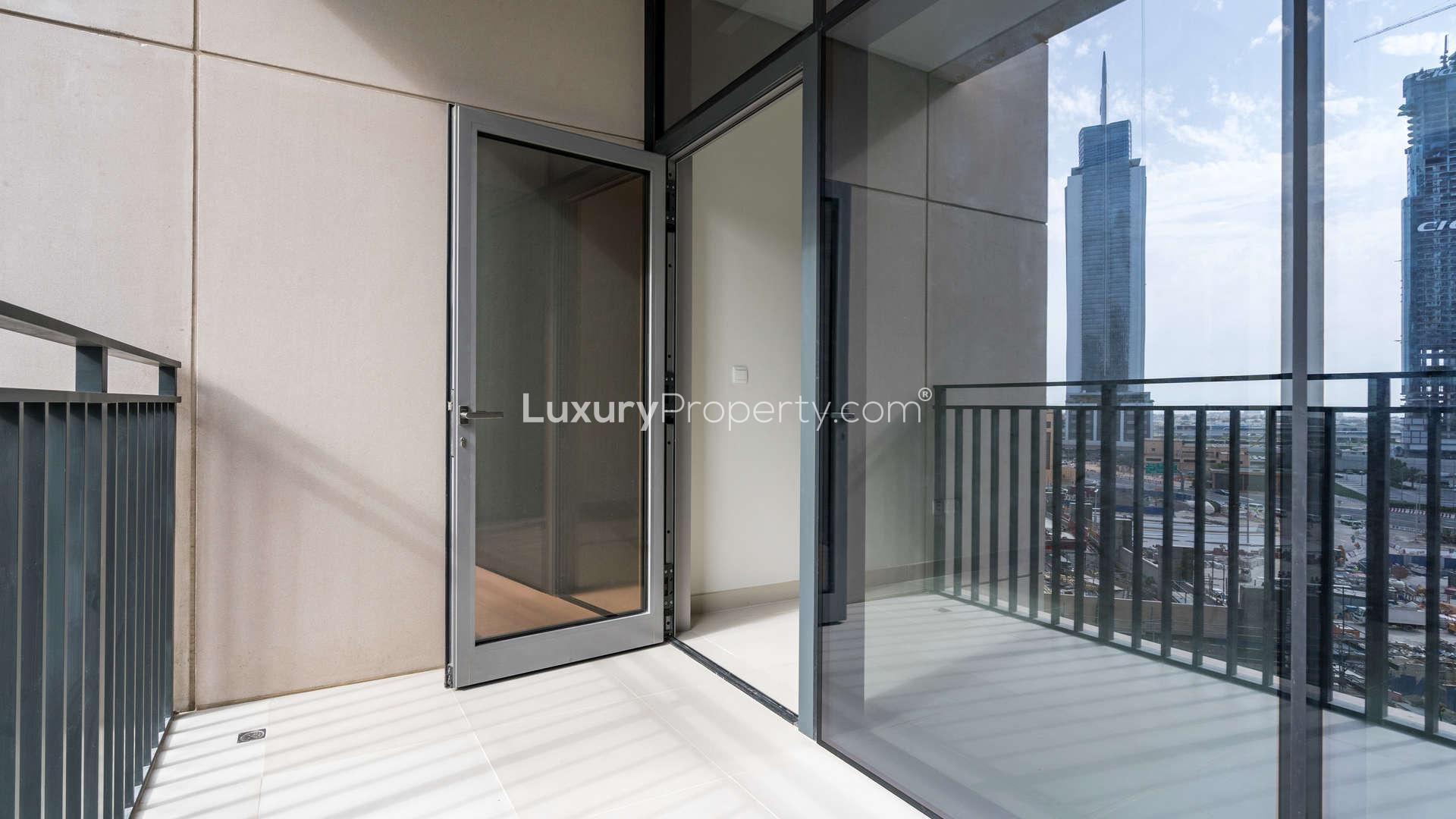 Modern bathroom in Boulevard Crescent apartment, Downtown Dubai, featuring sleek fixtures and bathtub
