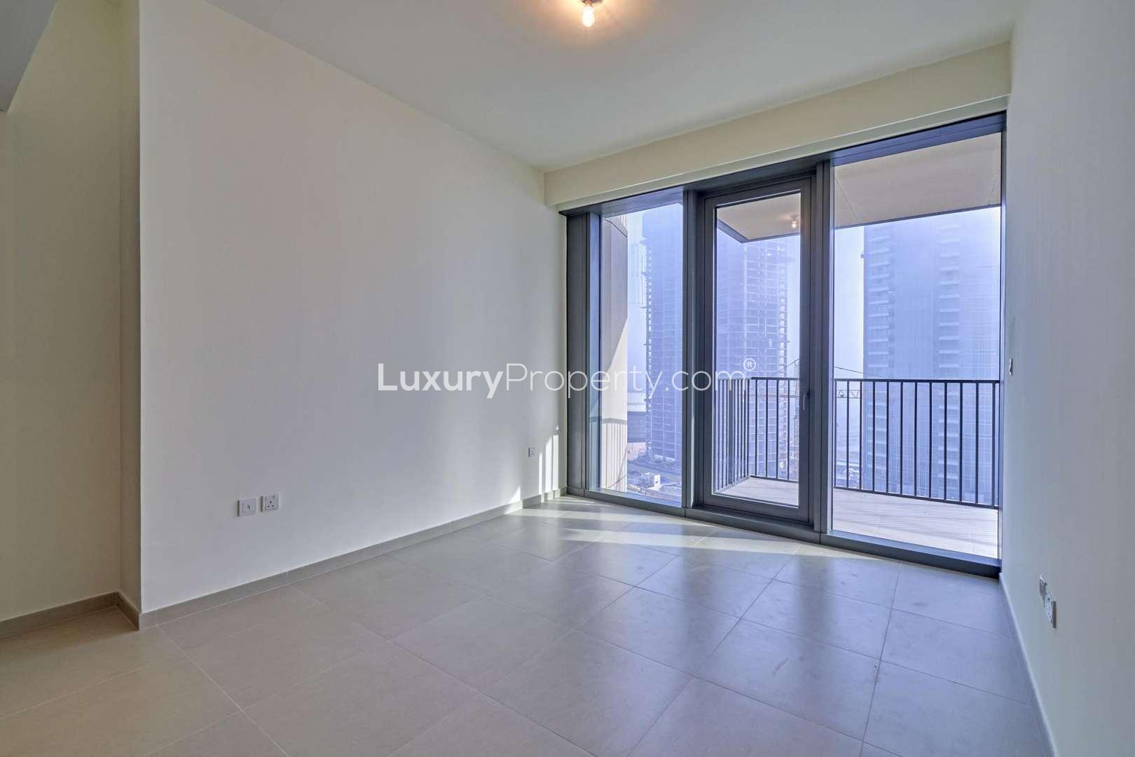 Modern bathroom in three-bedroom apartment, BLVD Heights, Downtown Dubai, for sale