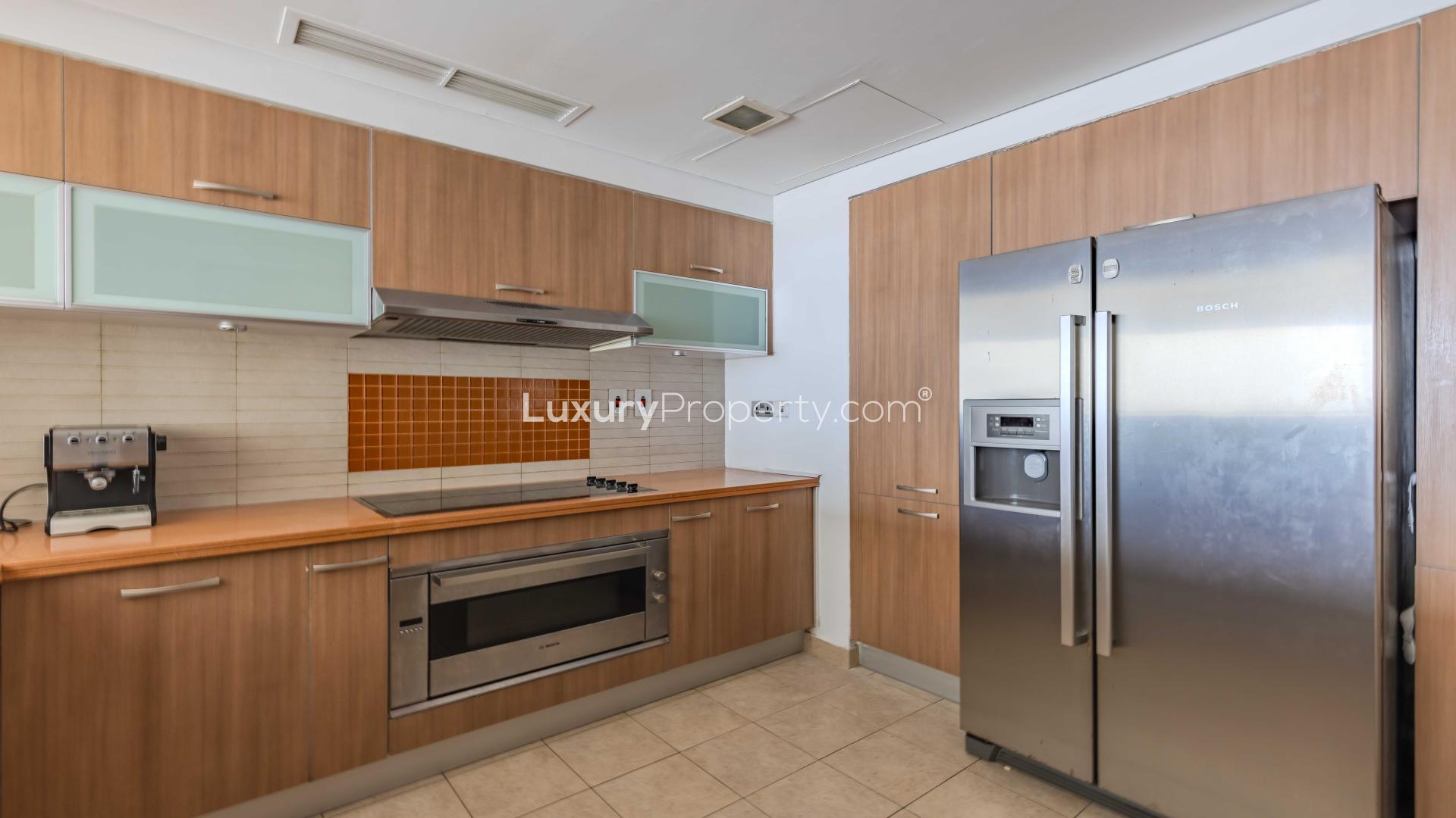 Modern kitchen in 3-bedroom apartment for sale, Marina Residences, Palm Jumeirah