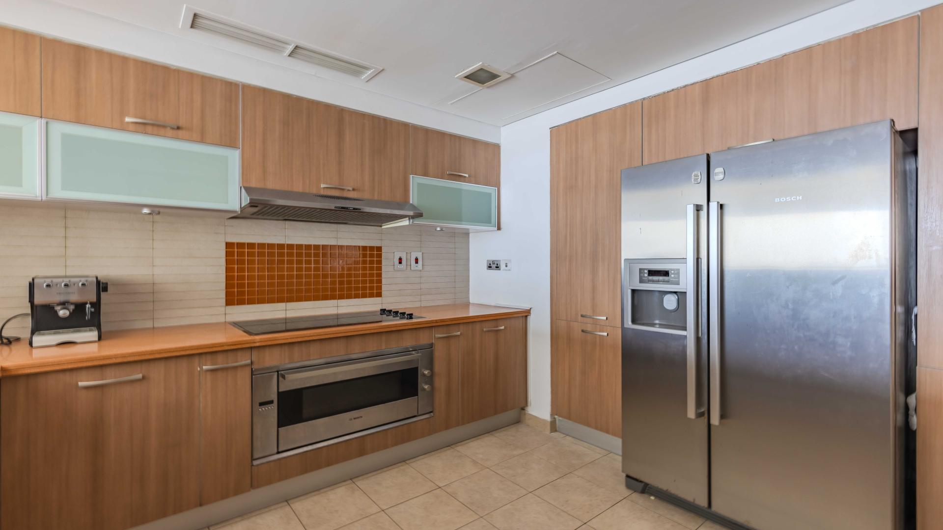 Modern kitchen in 3-bedroom apartment for sale, Marina Residences, Palm Jumeirah