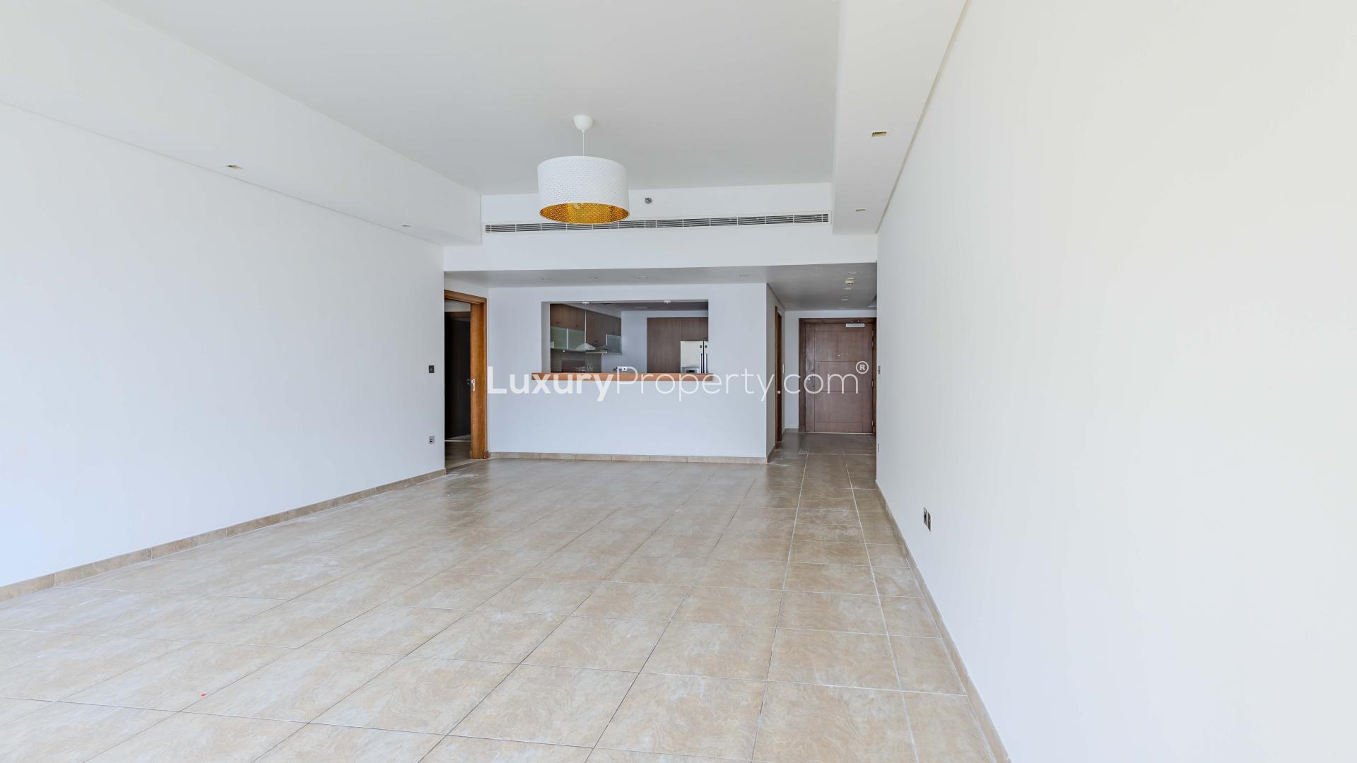 Spacious living area in 3-bedroom apartment, Marina Residences, Palm Jumeirah for sale