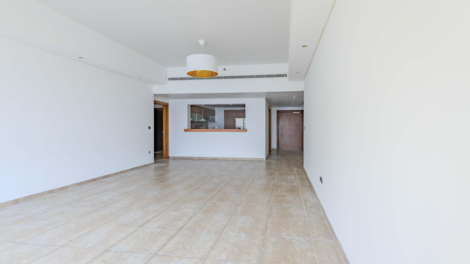 Spacious living area in 3-bedroom apartment, Marina Residences, Palm Jumeirah for sale