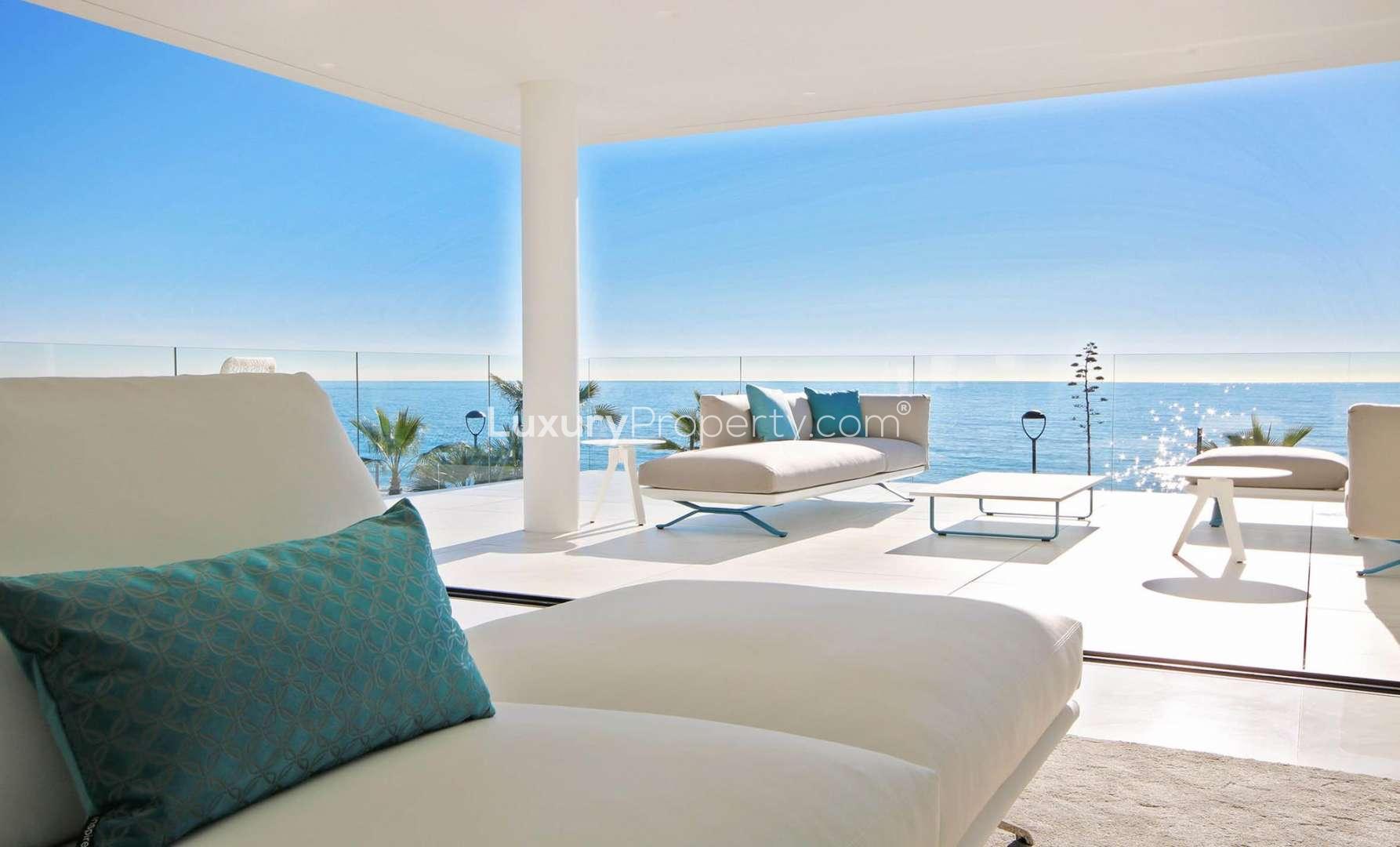 Luxury beachfront apartment with garden and ocean view in Estepona, Marbella for sale