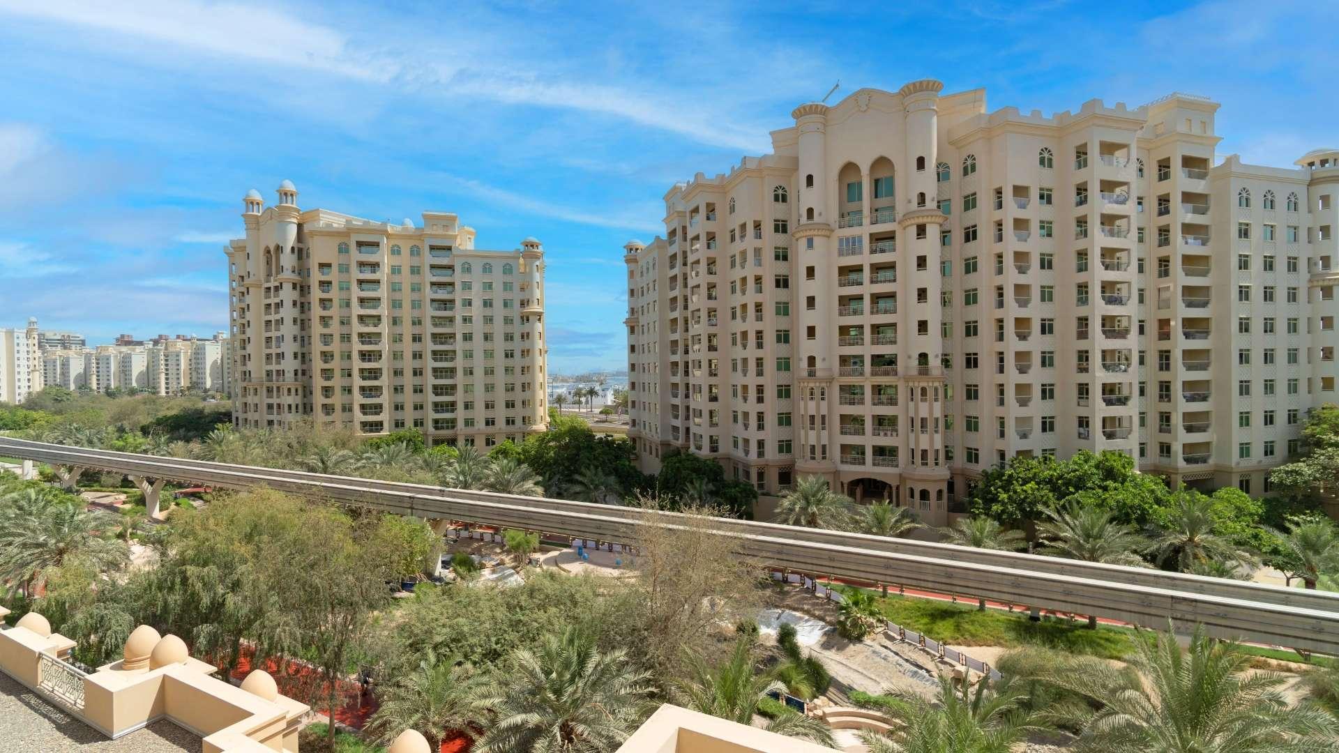 Modern living and dining area in 3-bedroom apartment, Golden Mile, Palm Jumeirah