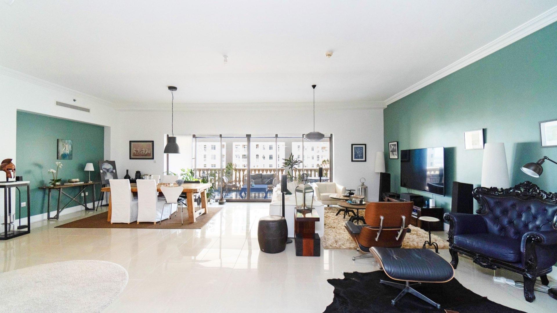 N/A,Expansive living area in 3-bedroom apartment, Golden Mile, Palm Jumeirah, luxury decor