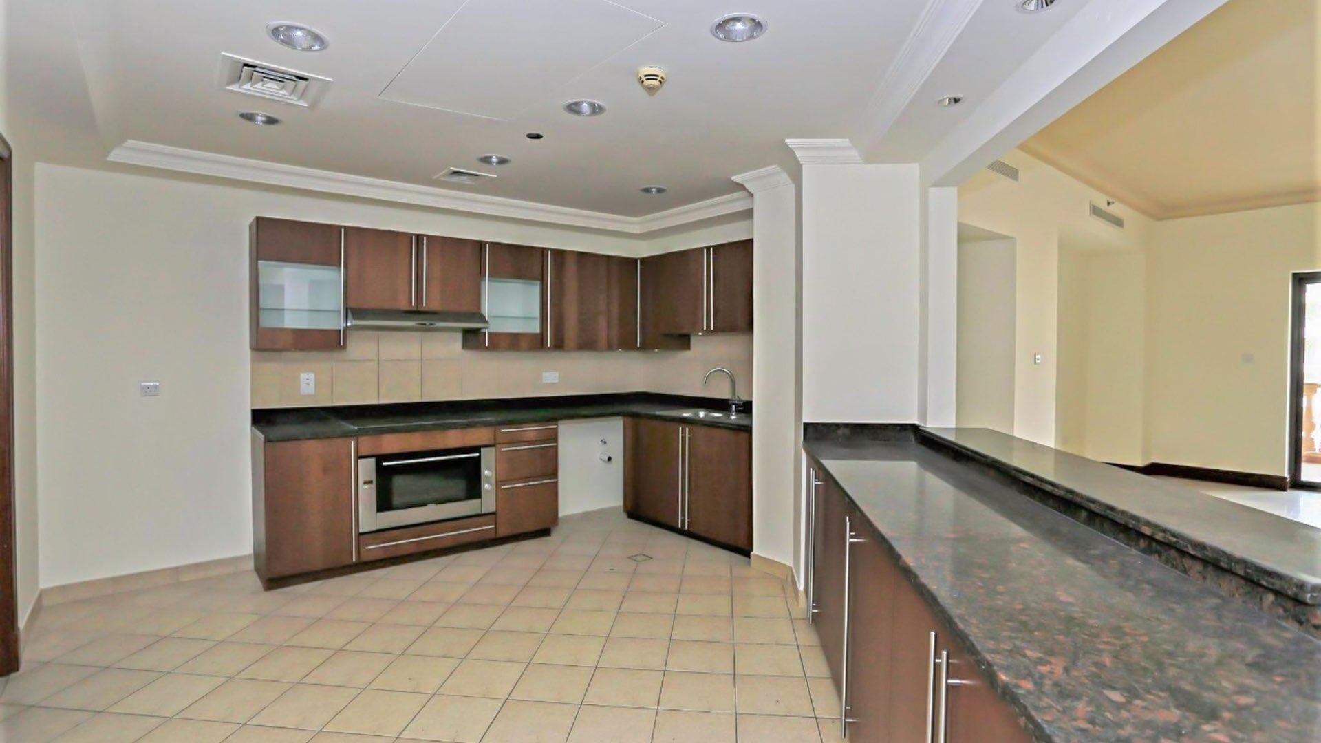 High floor apartment view, Golden Mile, Palm Jumeirah, showcasing lush park and skyline