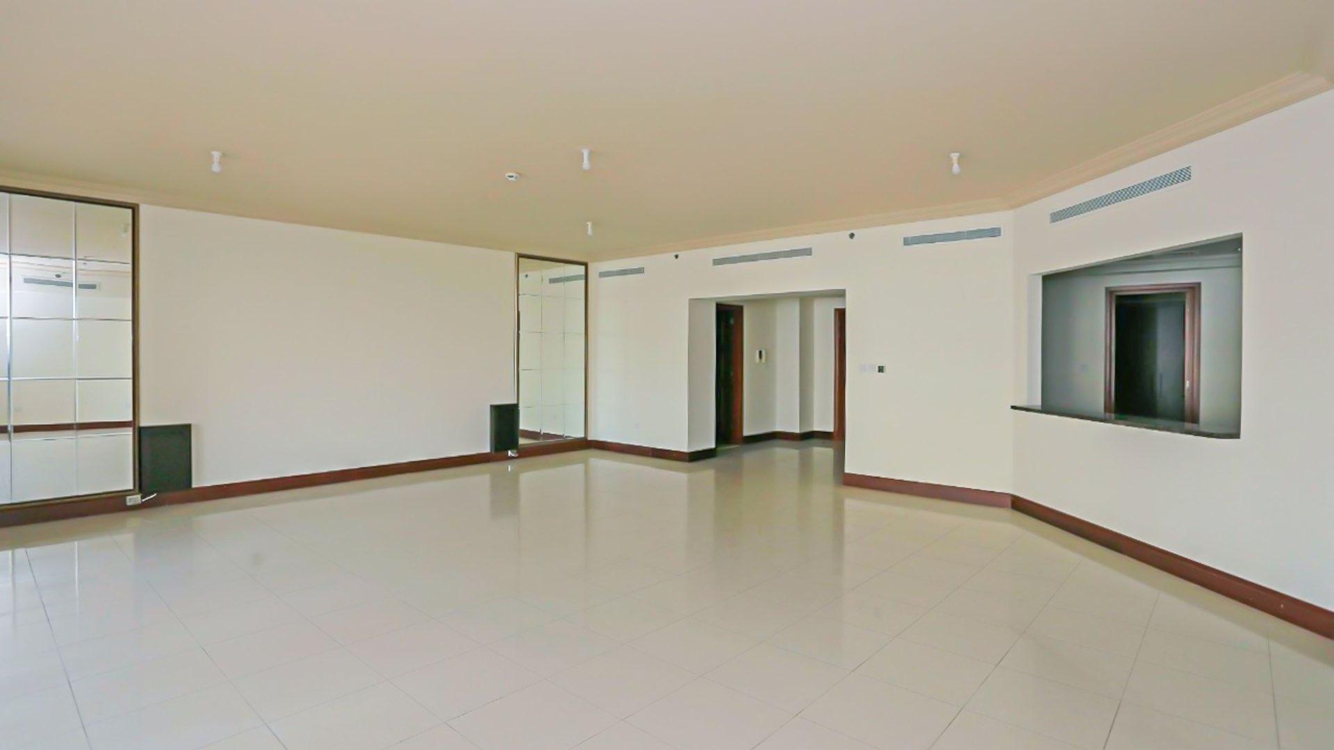 High-floor Palm Jumeirah apartment kitchen with modern cabinetry and spacious layout