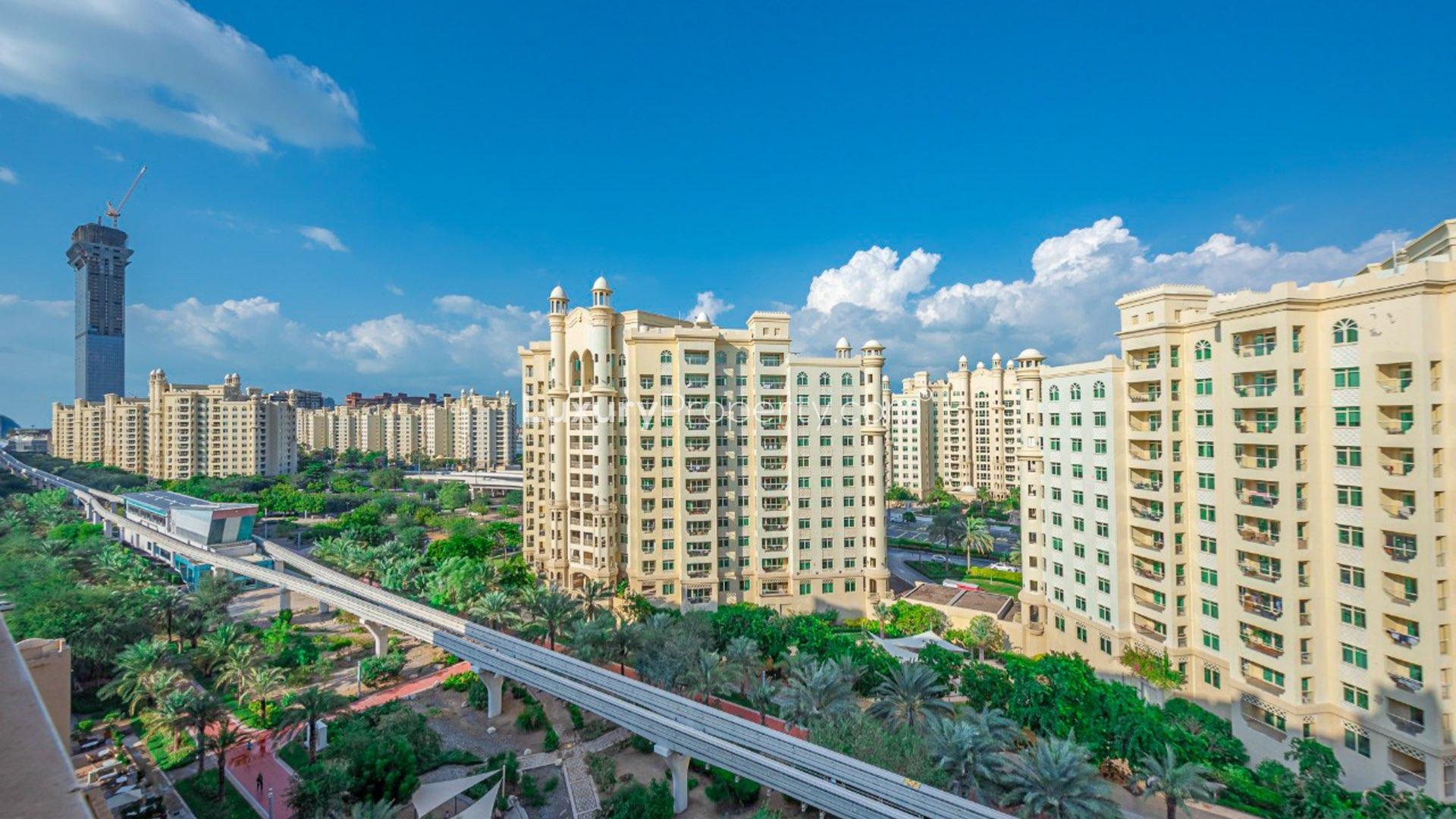 High floor apartment living room with balcony, park views, Golden Mile, Palm Jumeirah