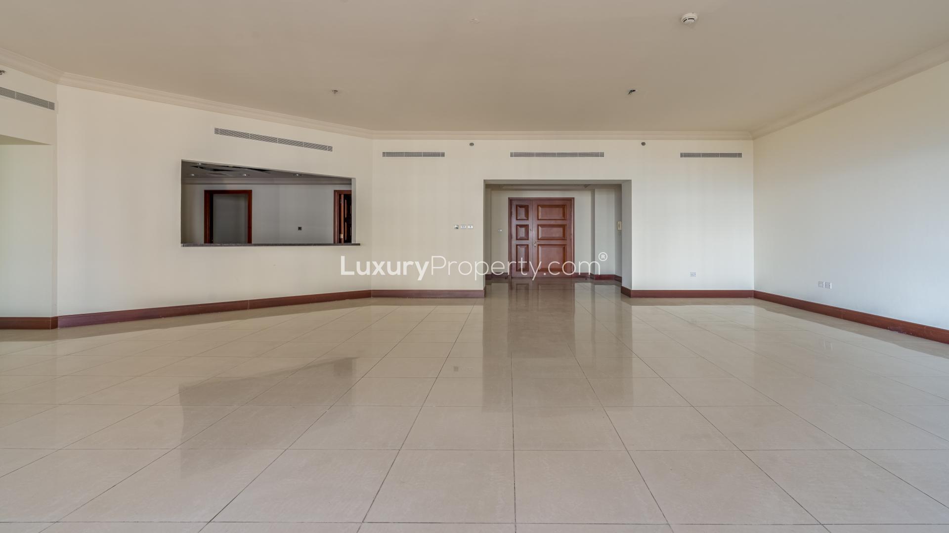 Spacious living area in luxurious 3-bedroom apartment, Golden Mile, Palm Jumeirah for sale